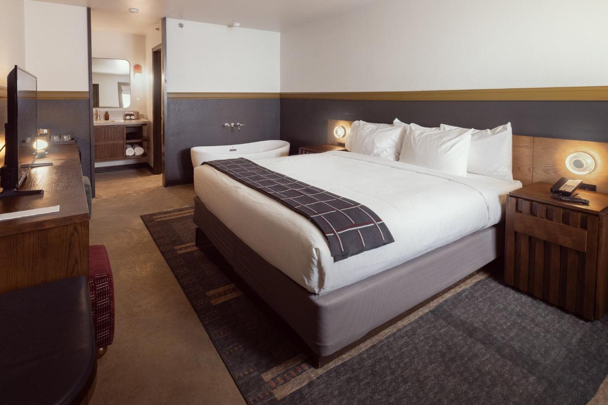 King Room with Spa Bath - Ground Floor - Photo 6