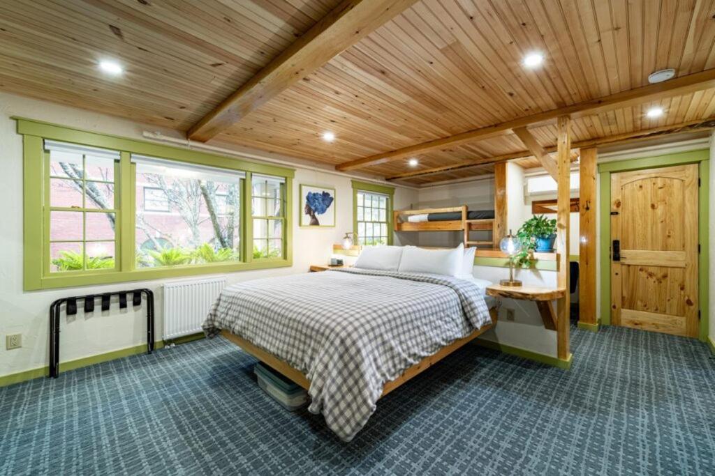 Deluxe King Suite photo 1
