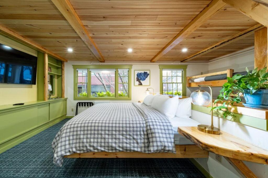 Deluxe King Suite photo 2