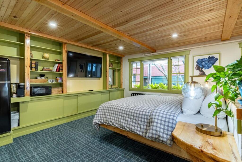 Deluxe King Suite photo 3