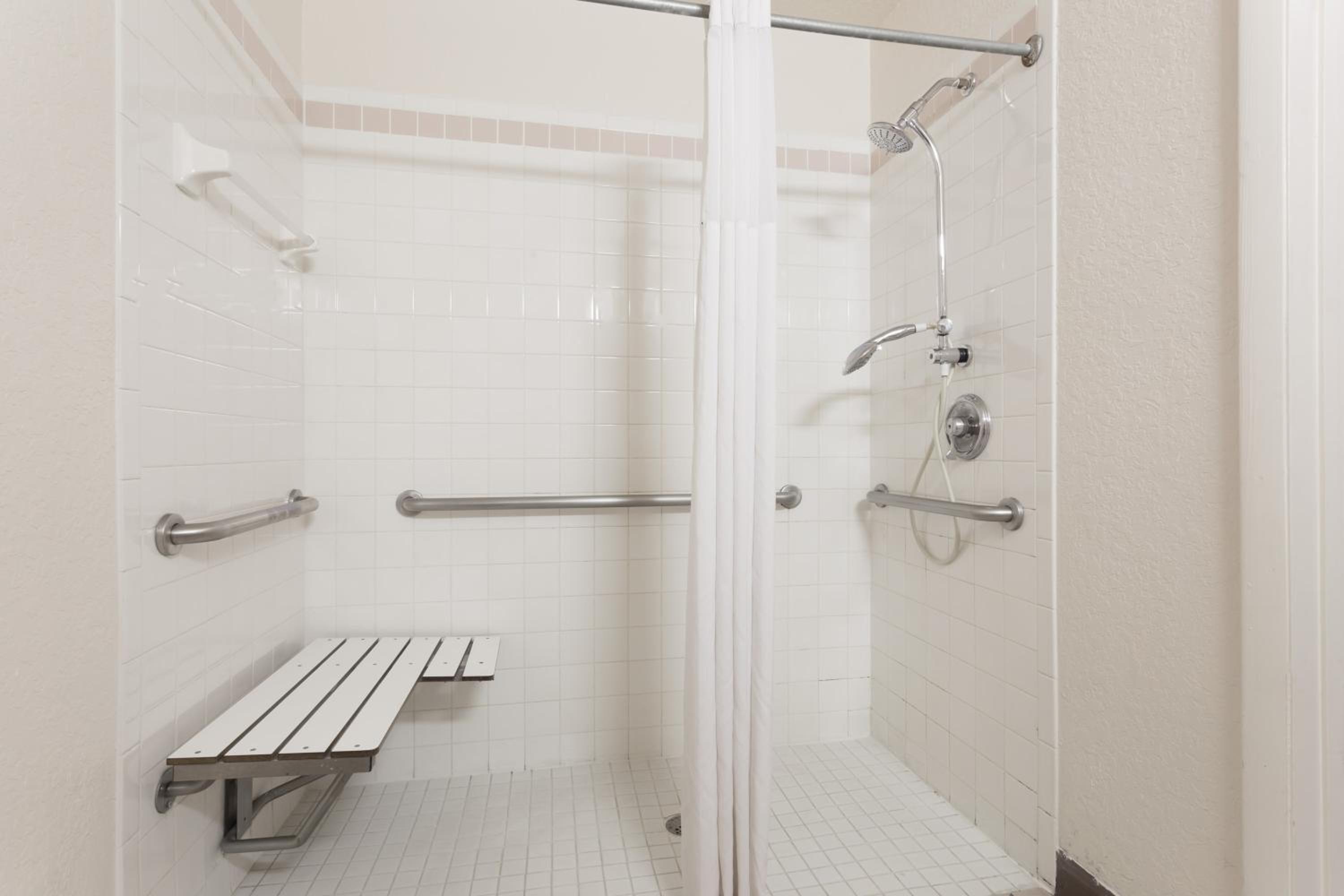 King Room with Mobility/Hearing Impaired Access - Non-Smoking - Photo 6
