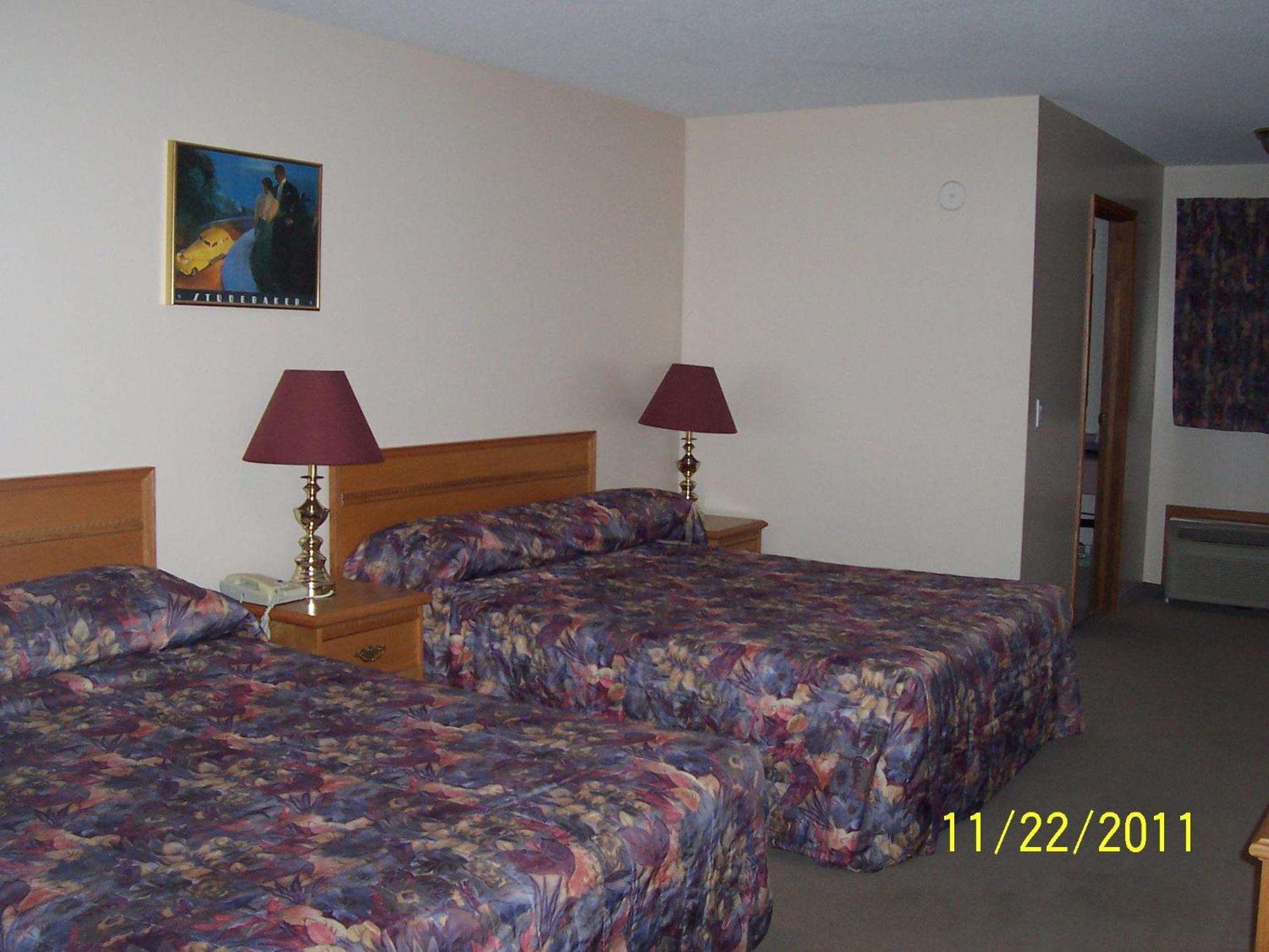 Queen Room with Two Queen Beds - Non-Smoking photo 2