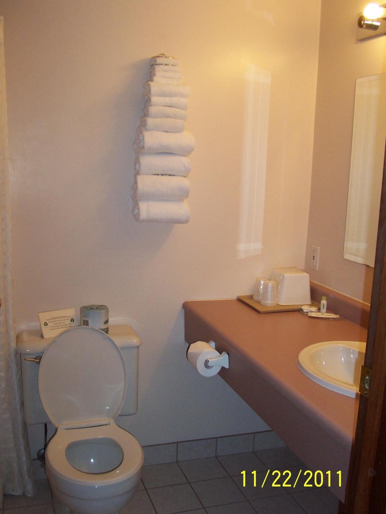 Queen Room with Two Queen Beds - Smoking photo 3