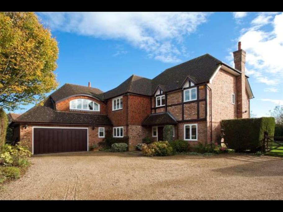 Four-Bedroom House photo 2