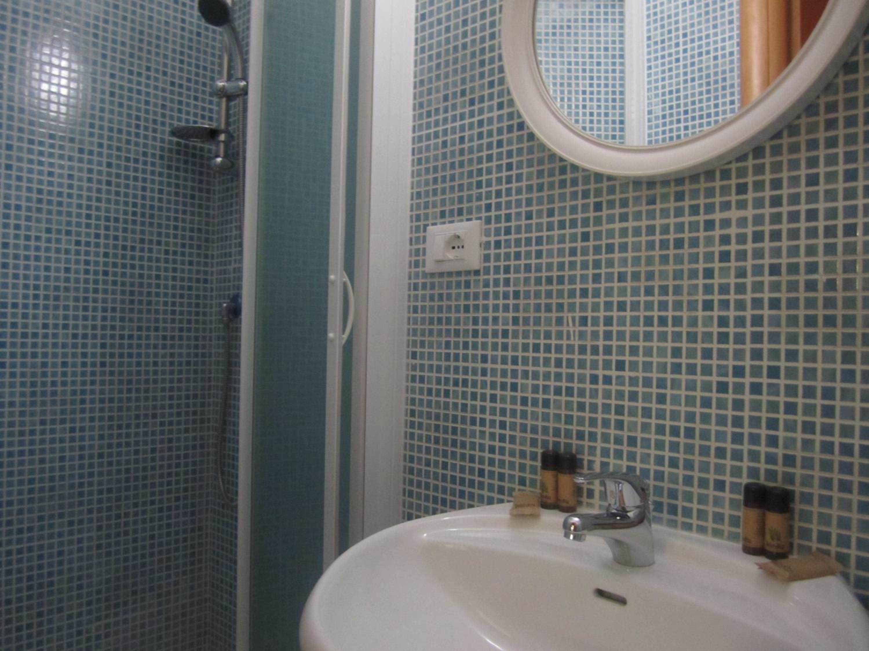 Standard Double or Twin Room with Private Bathroom photo 2
