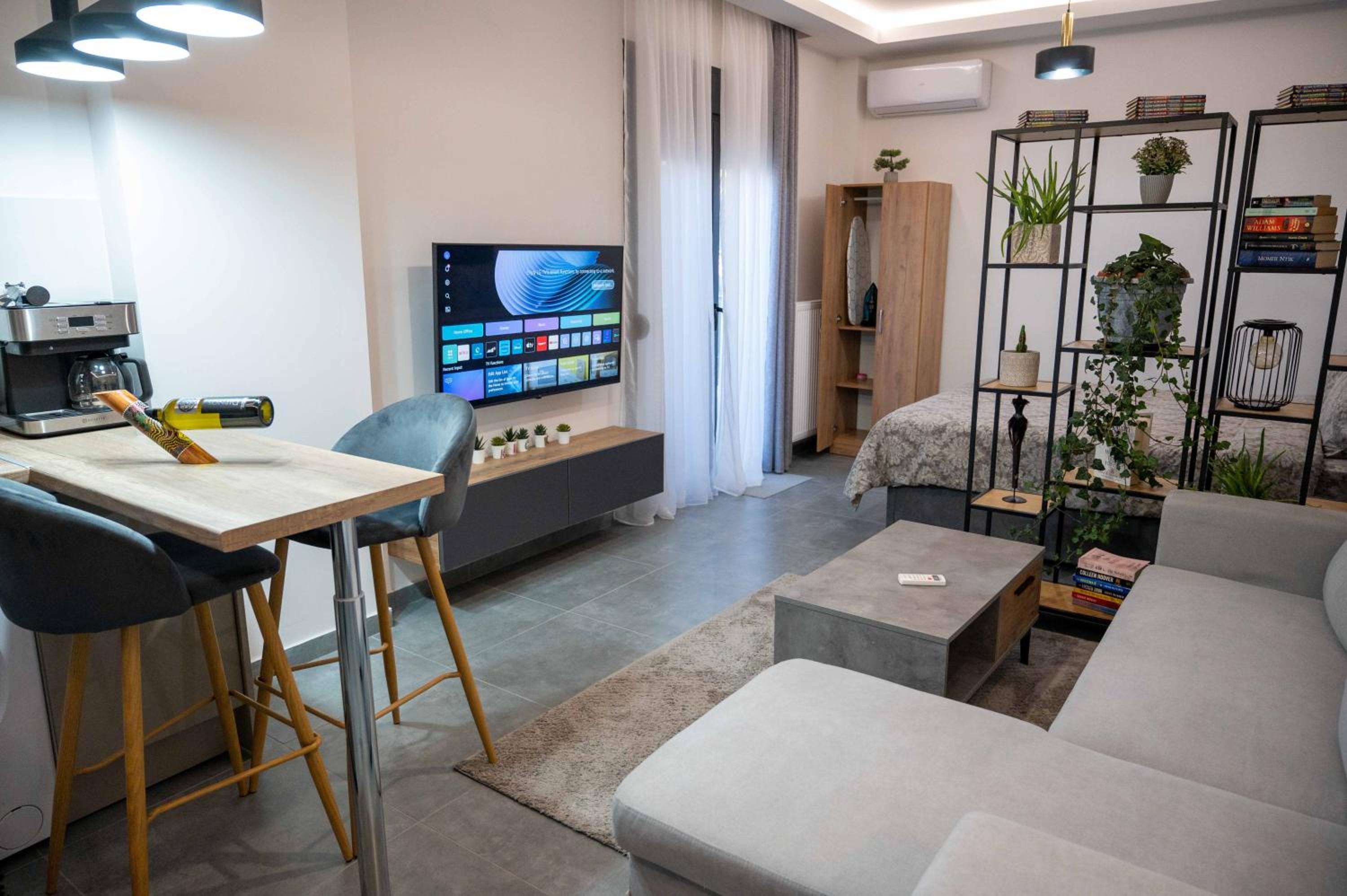 One-Bedroom Apartment photo 1