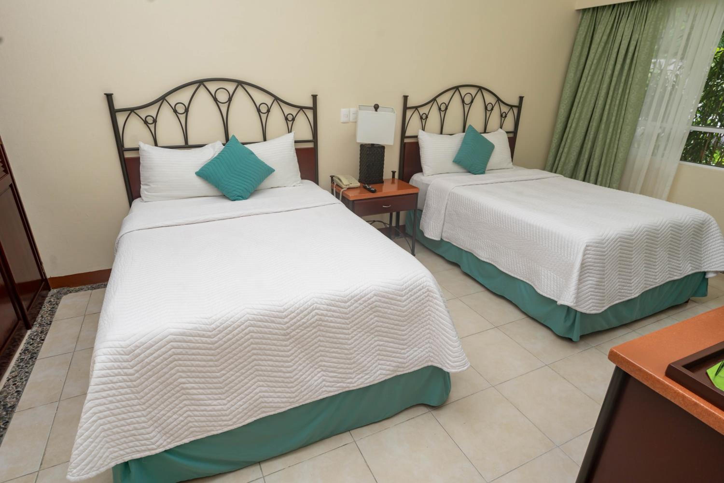 Double Room with Two Double Beds - Photo 8