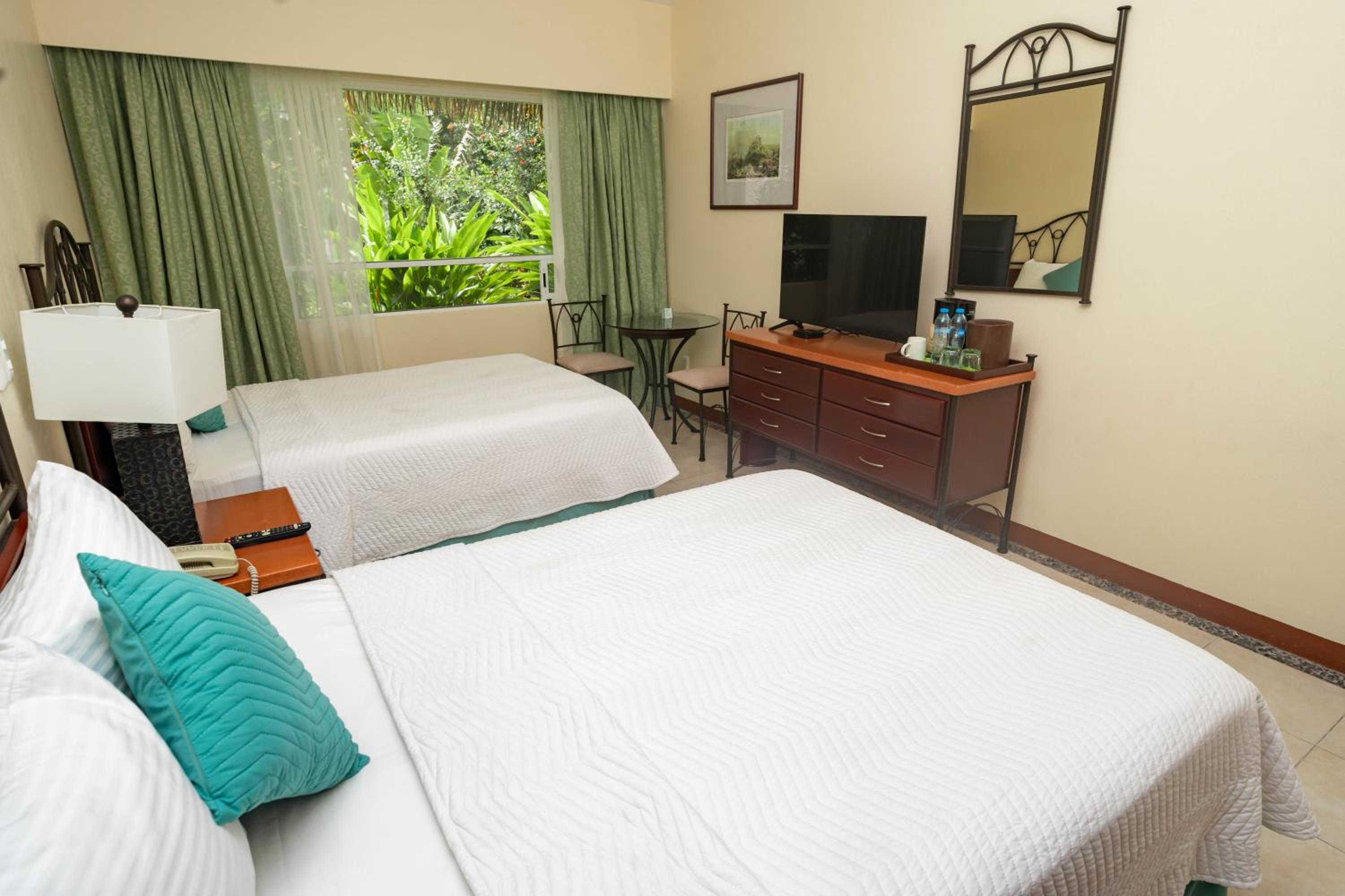 Double Room with Two Double Beds - Photo 9