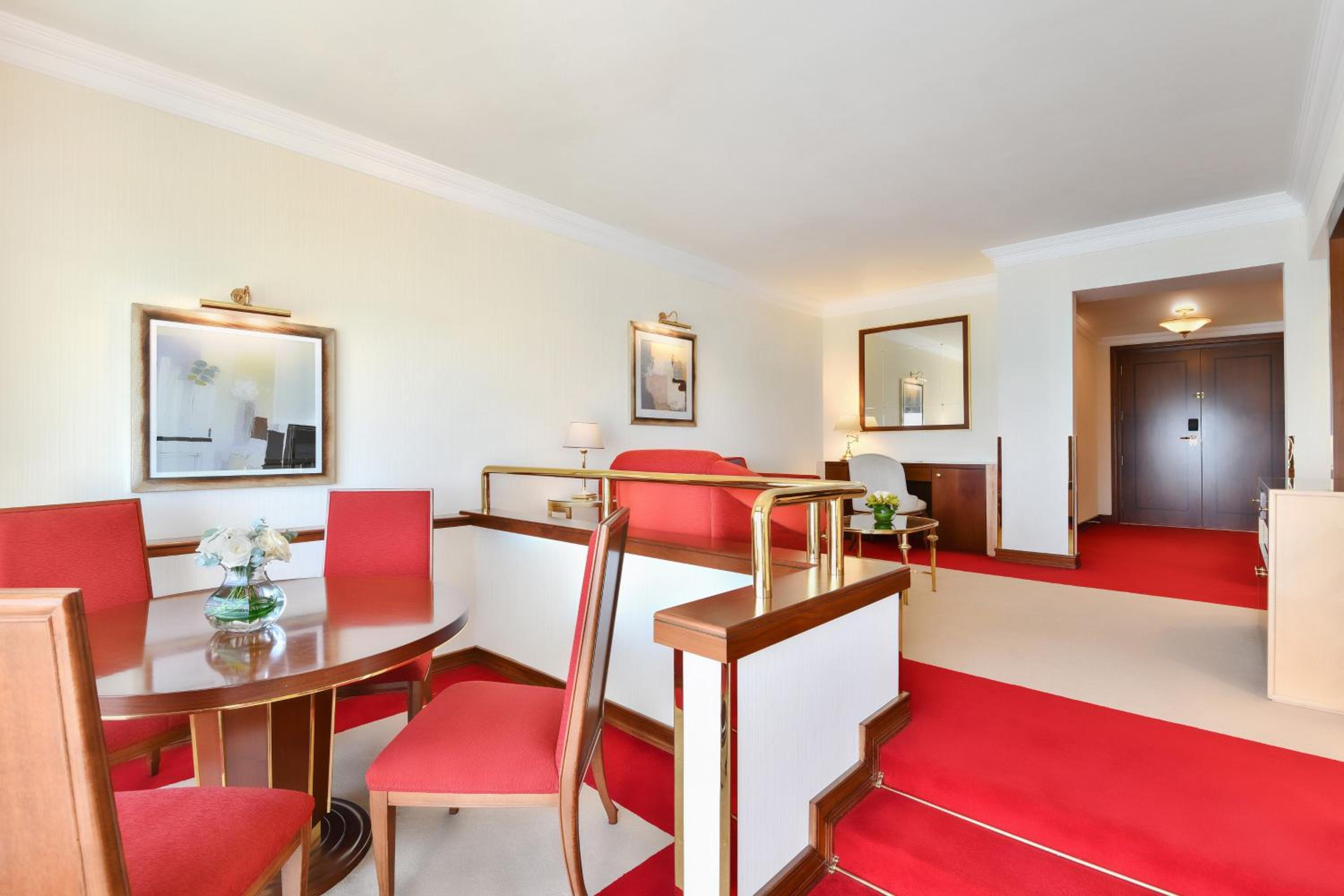 Executive Suite - Photo 20
