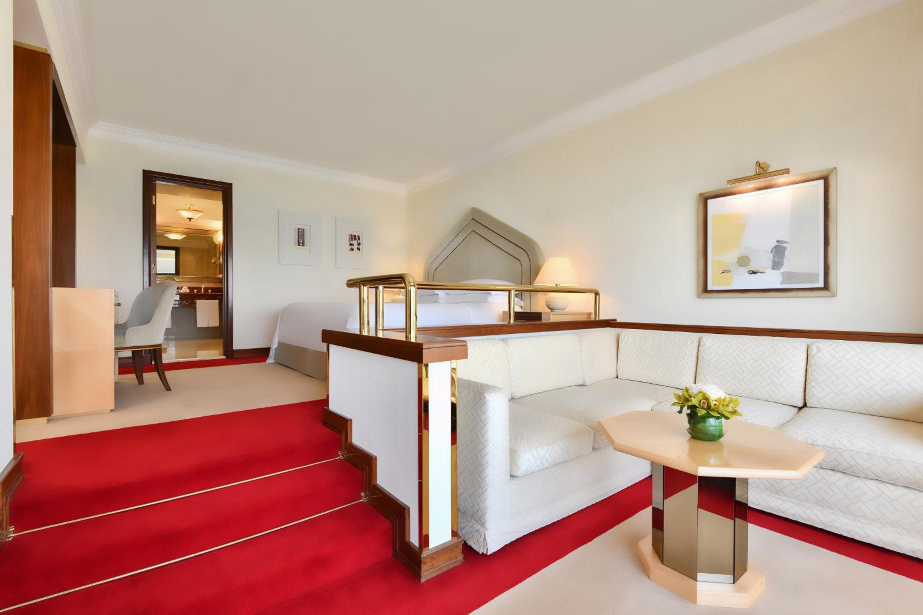 Executive Suite - Photo 3