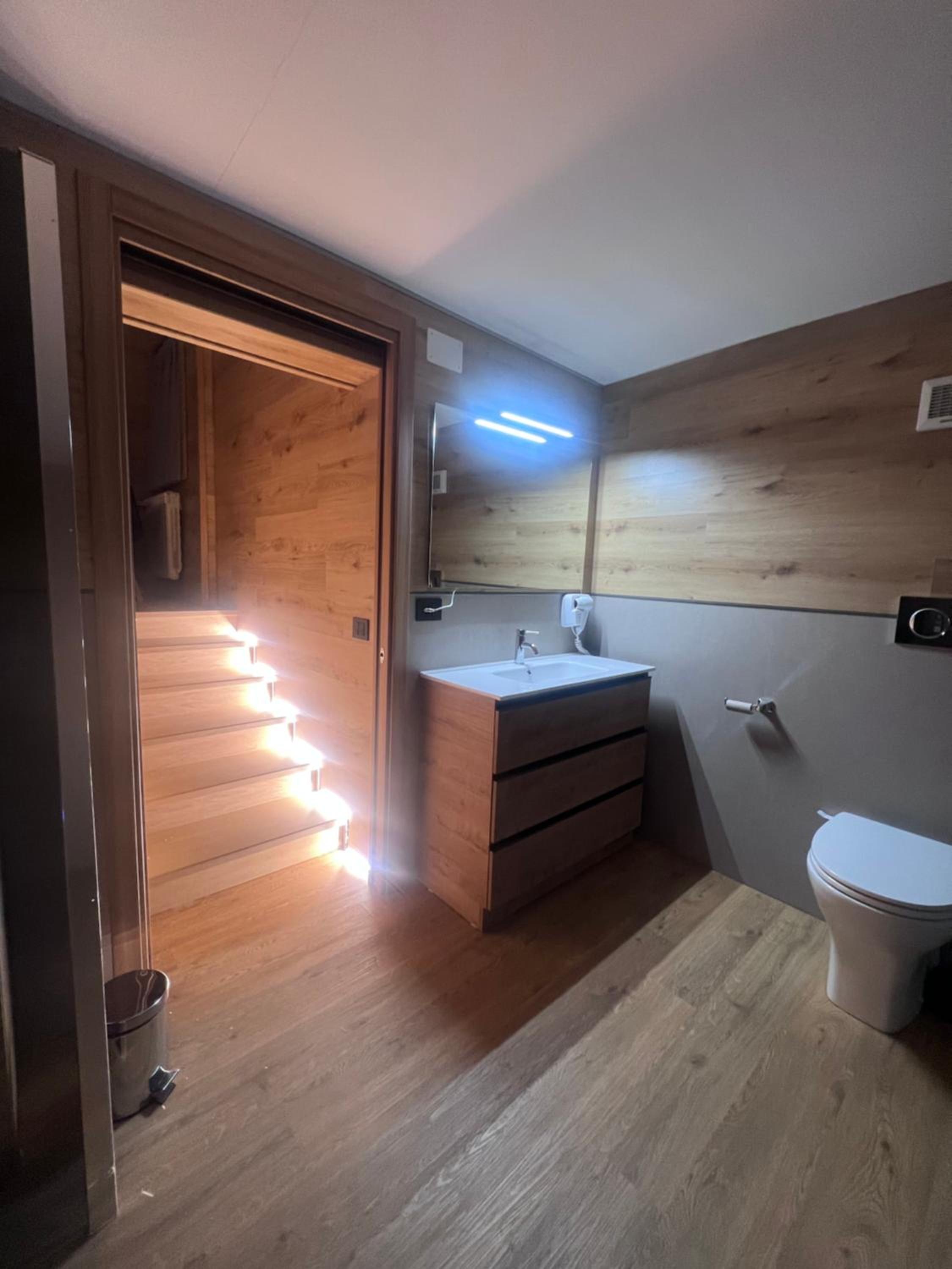 Deluxe Suite with Spa Bath photo 2