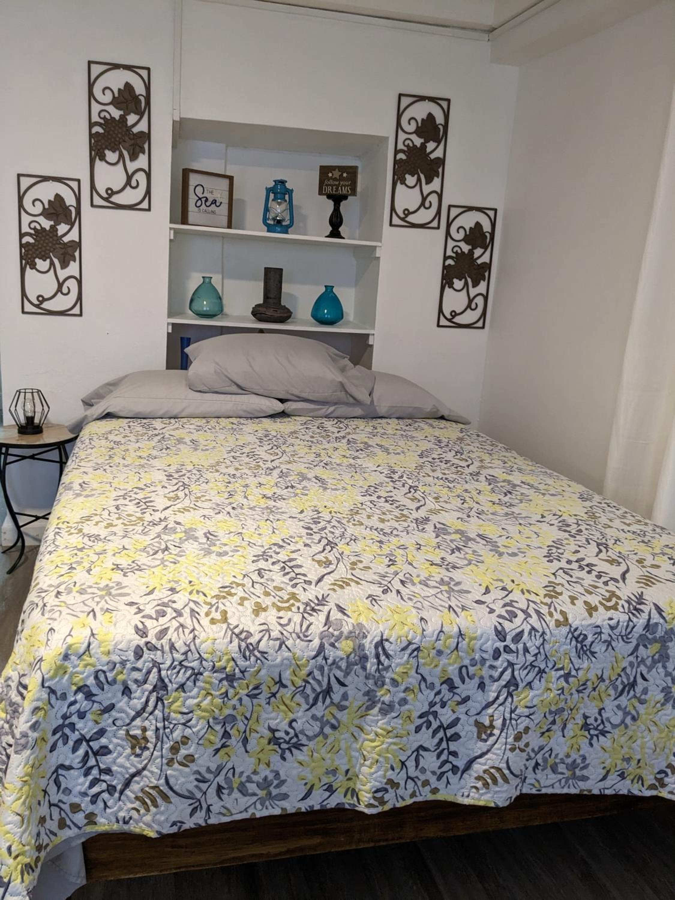 One-Bedroom Apartment photo 1