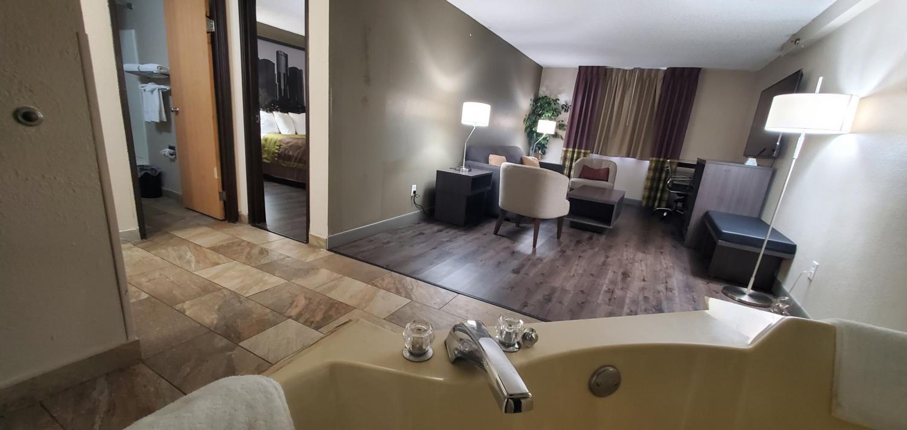 One-Bedroom King Suite - Non-Smoking photo 2