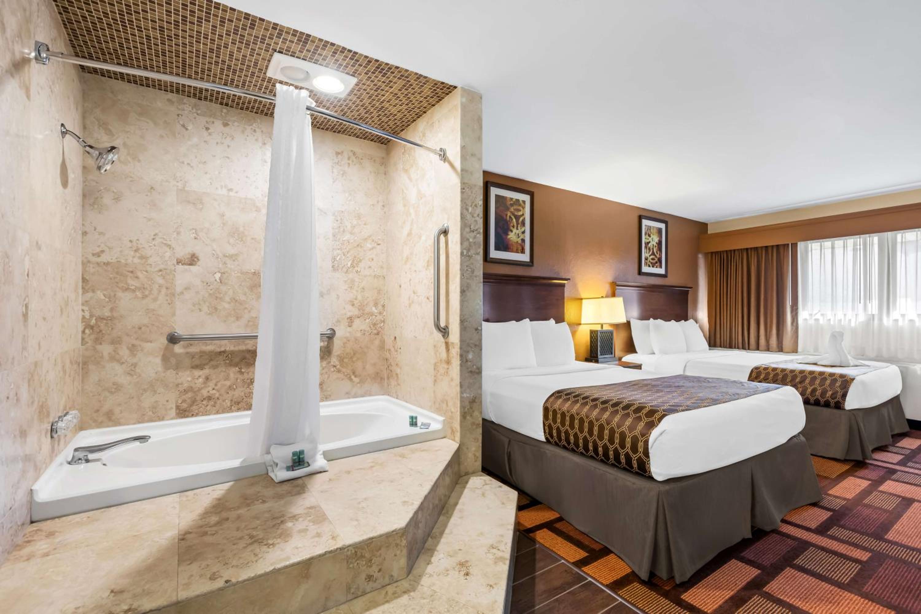 Queen Suite with Two Queen Beds, Sofa Bed and Separate Living Area - Non-Smoking - Photo 4