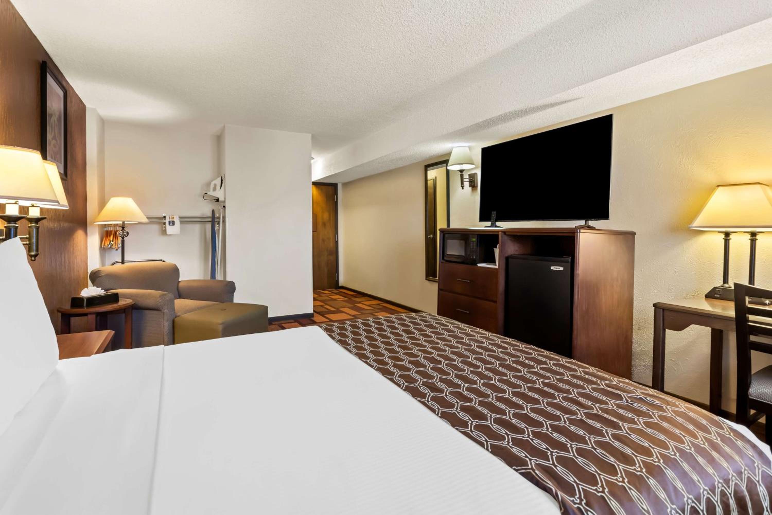 King Room - Non-Smoking - Photo 3