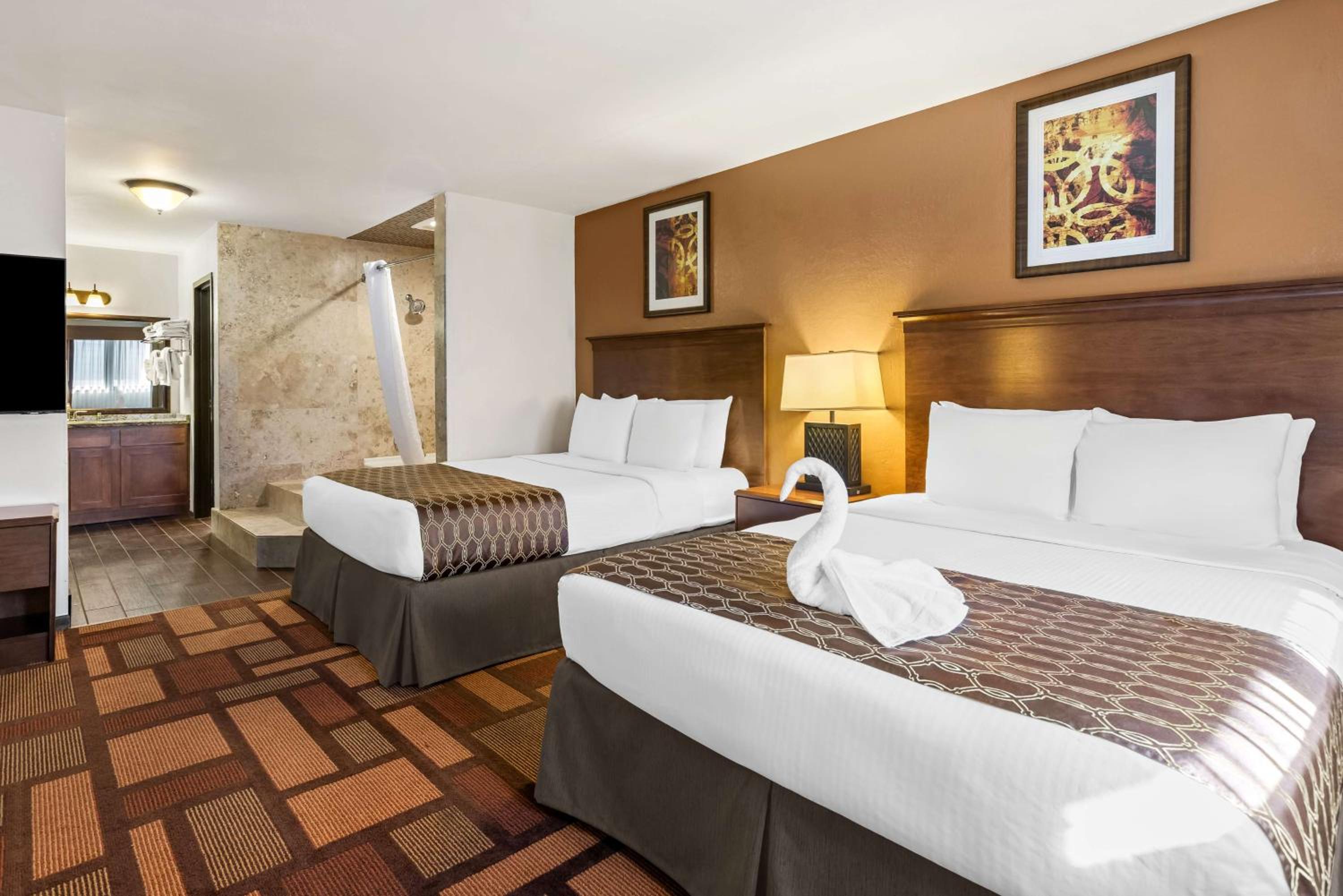 Queen Suite with Two Queen Beds, Sofa Bed and Separate Living Area - Non-Smoking - Photo 1