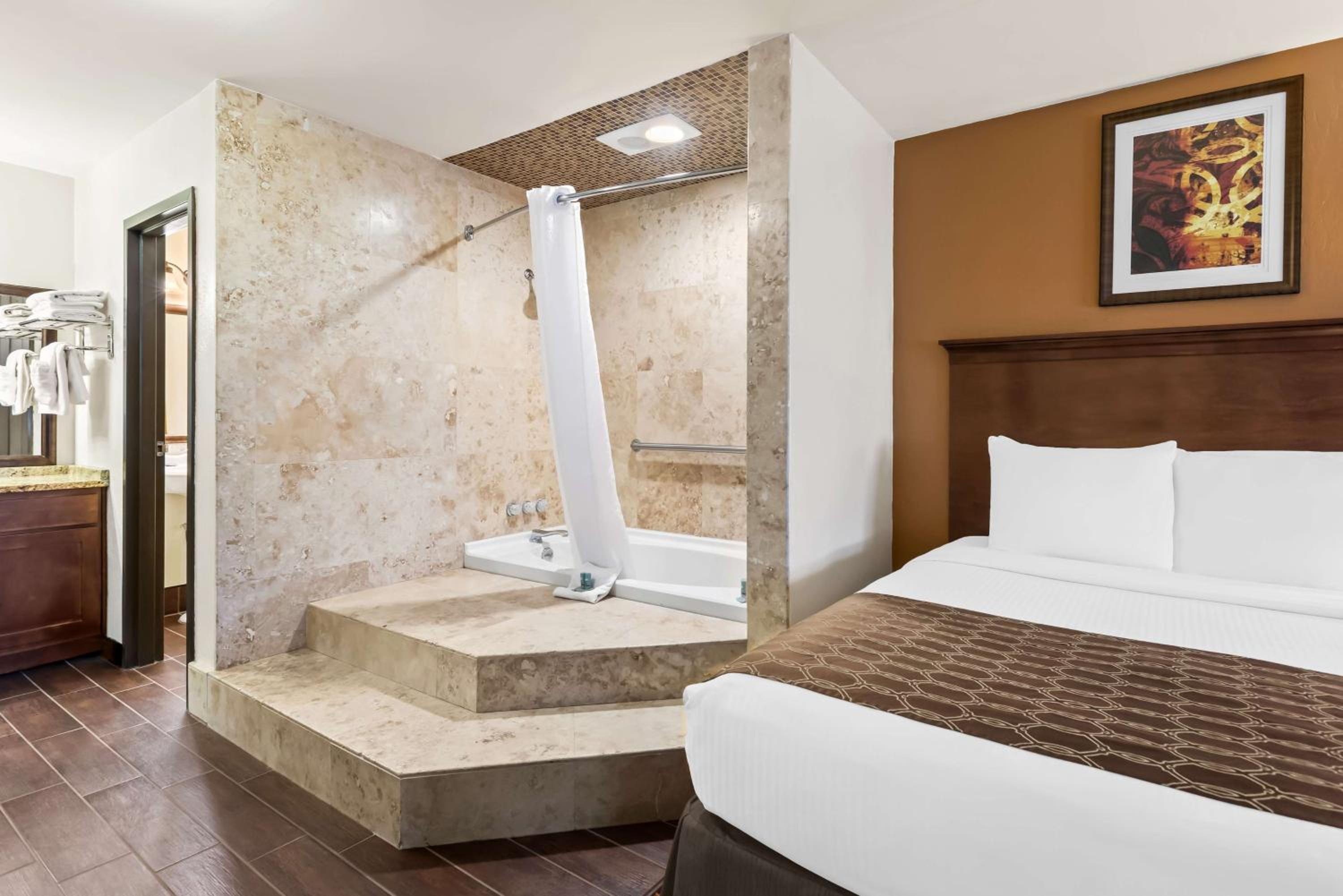 Queen Suite with Two Queen Beds, Sofa Bed and Separate Living Area - Non-Smoking - Photo 2
