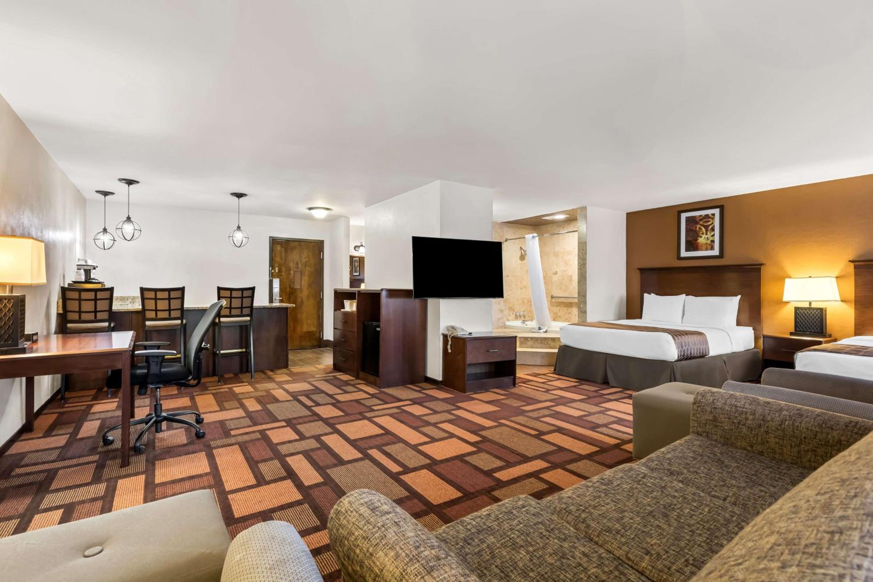 Queen Suite with Two Queen Beds, Sofa Bed and Separate Living Area - Non-Smoking - Photo 6