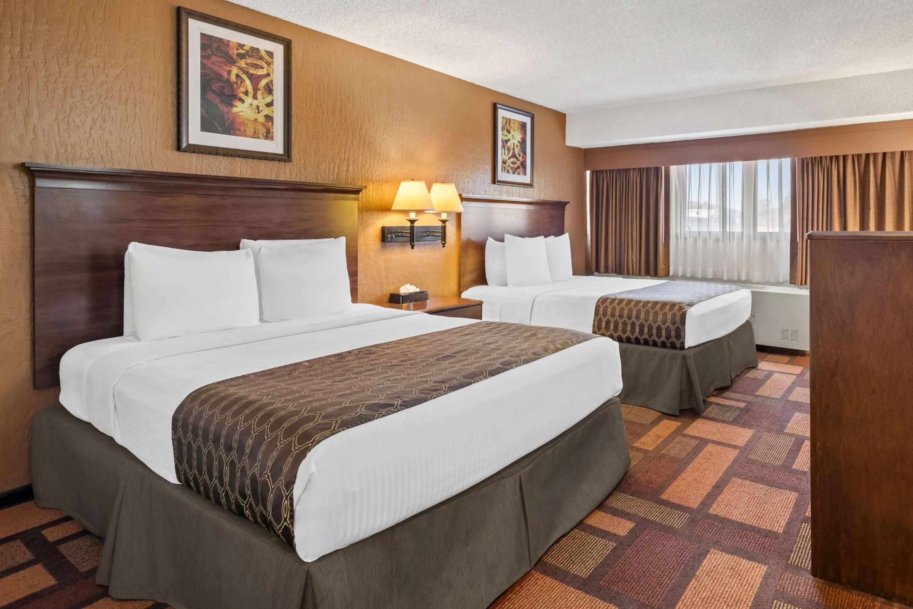 Queen Room with Two Queen Beds - Disability Access/Non-Smoking - Photo 4