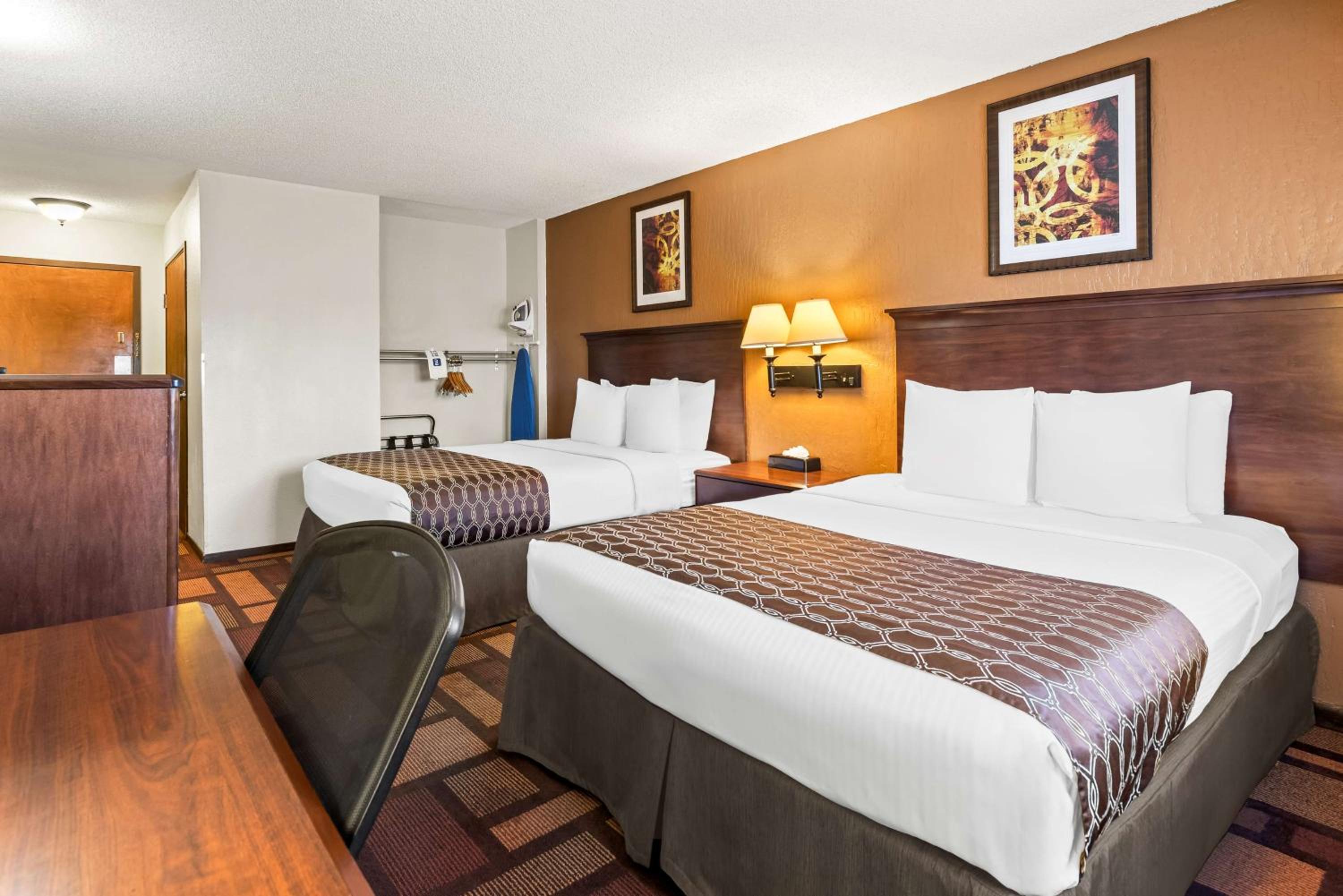 Queen Room with Two Queen Beds - Disability Access/Non-Smoking - Photo 2