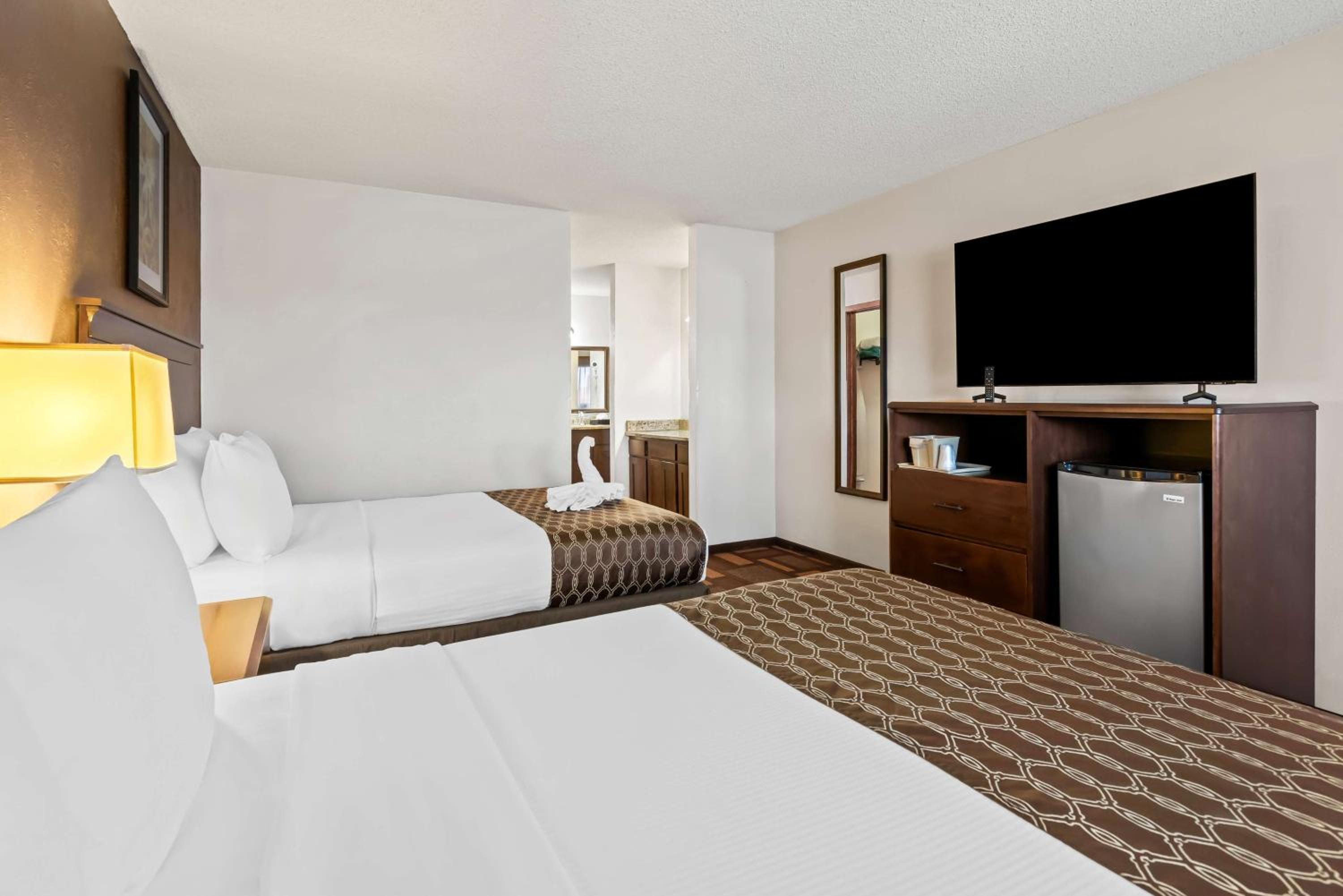 Queen Room with Two Queen Beds - Smoking Room - Photo 1