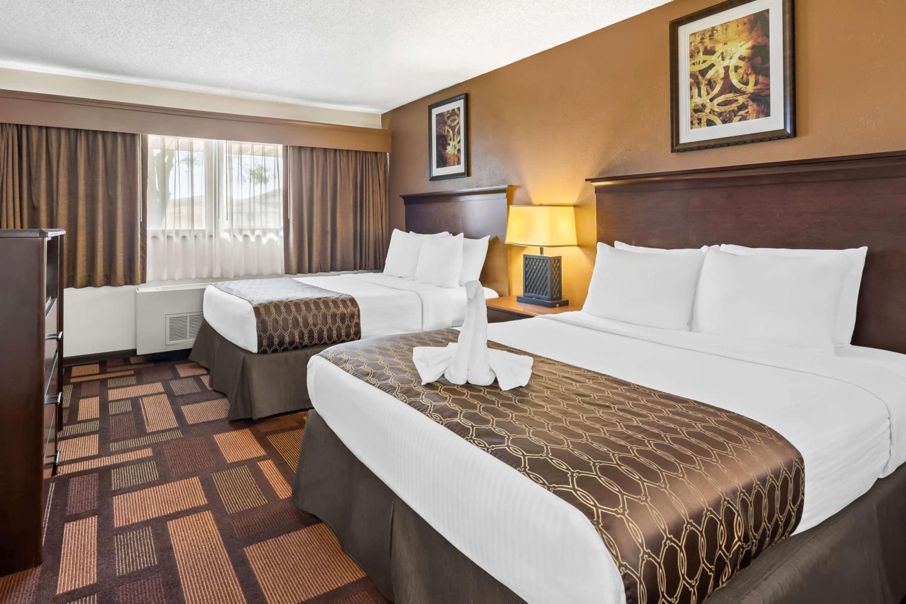 Queen Room with Two Queen Beds - Smoking Room - Photo 6