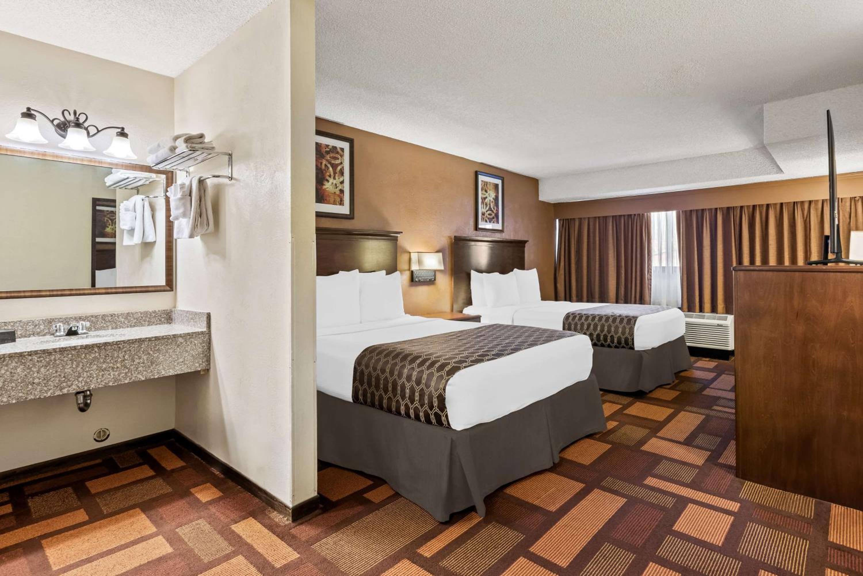 Queen Room with Two Queen Beds - Smoking Room - Photo 2