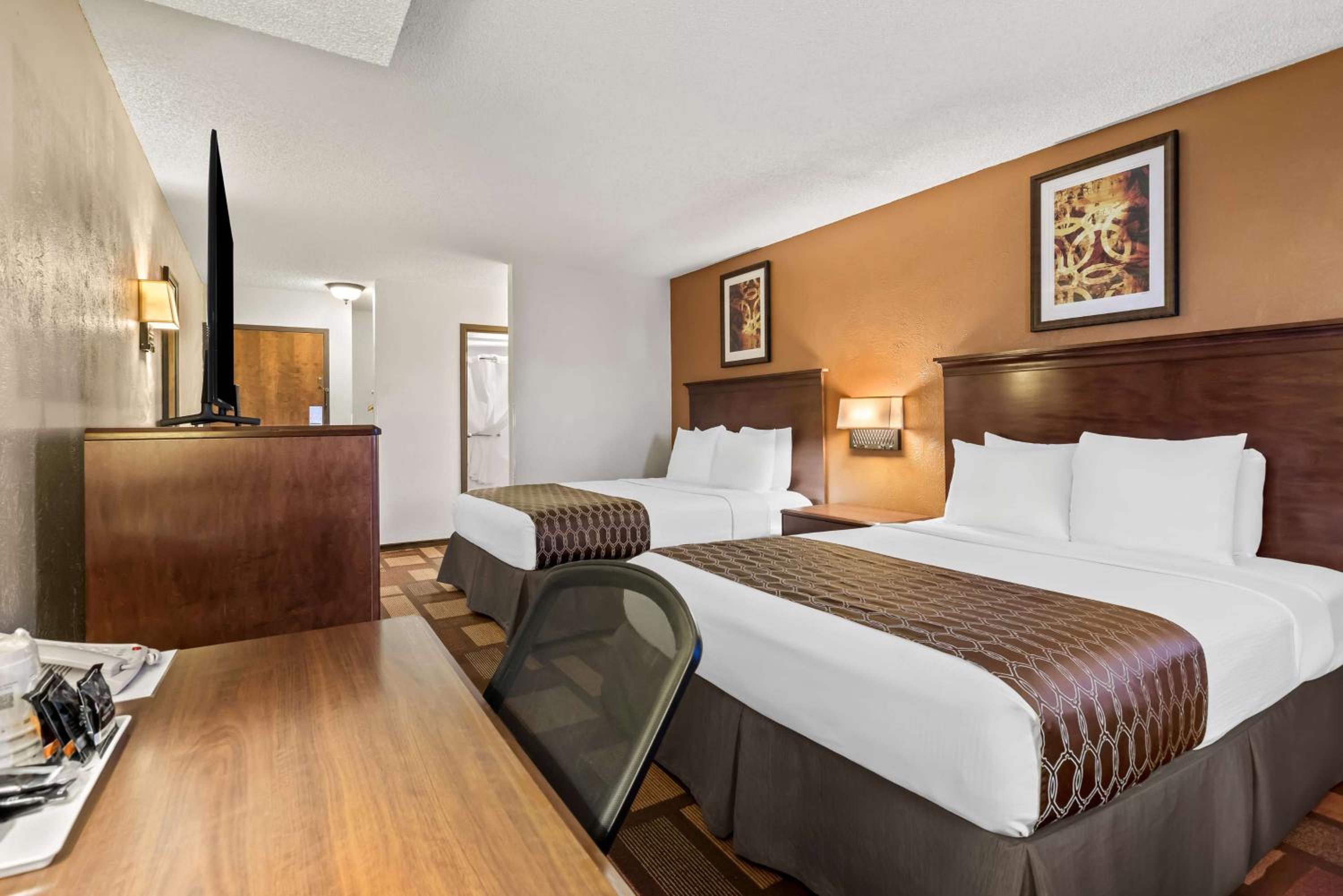 Queen Room with Two Queen Beds - Smoking Room - Photo 3
