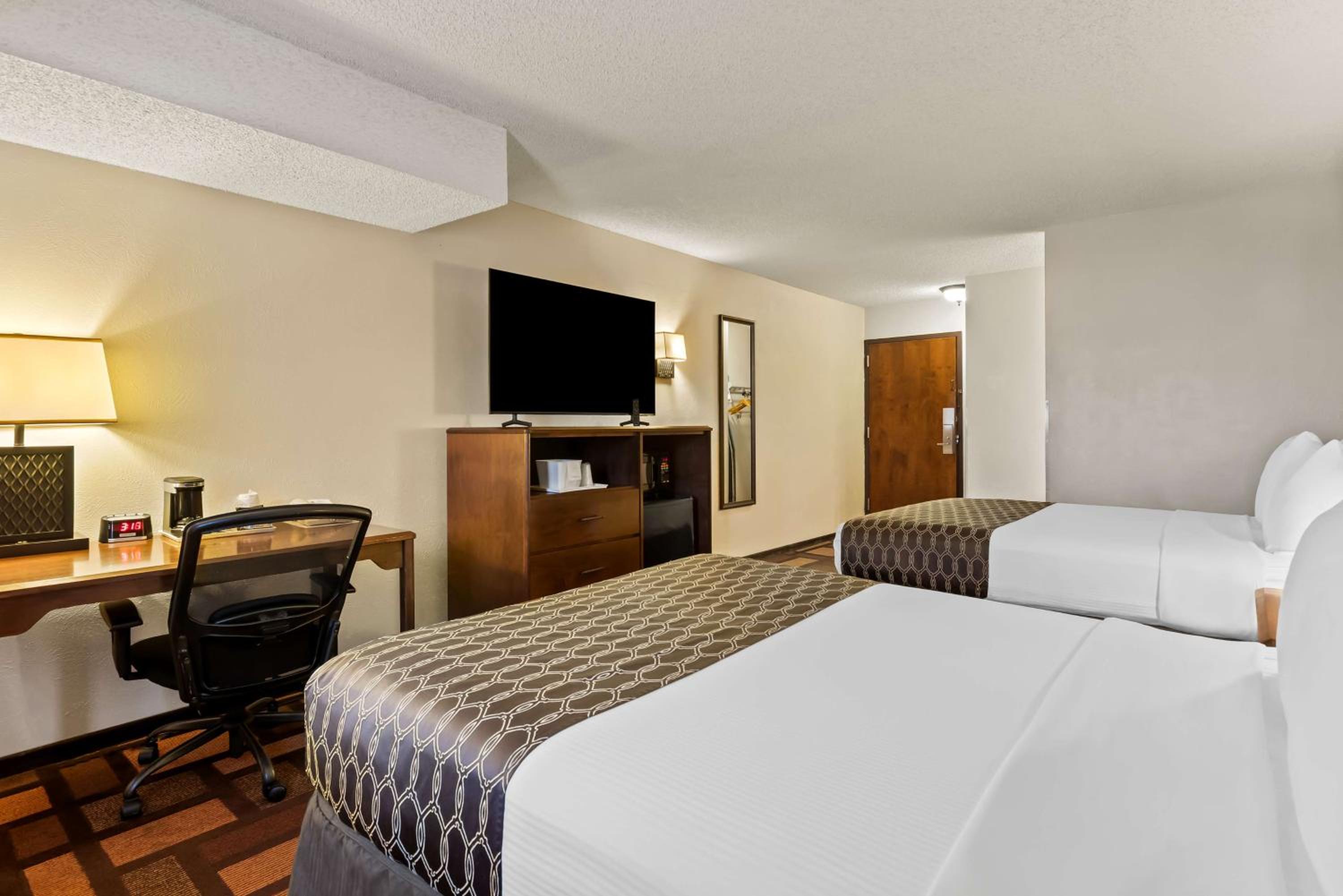 Queen Room with Two Queen Beds - Smoking Room - Photo 5