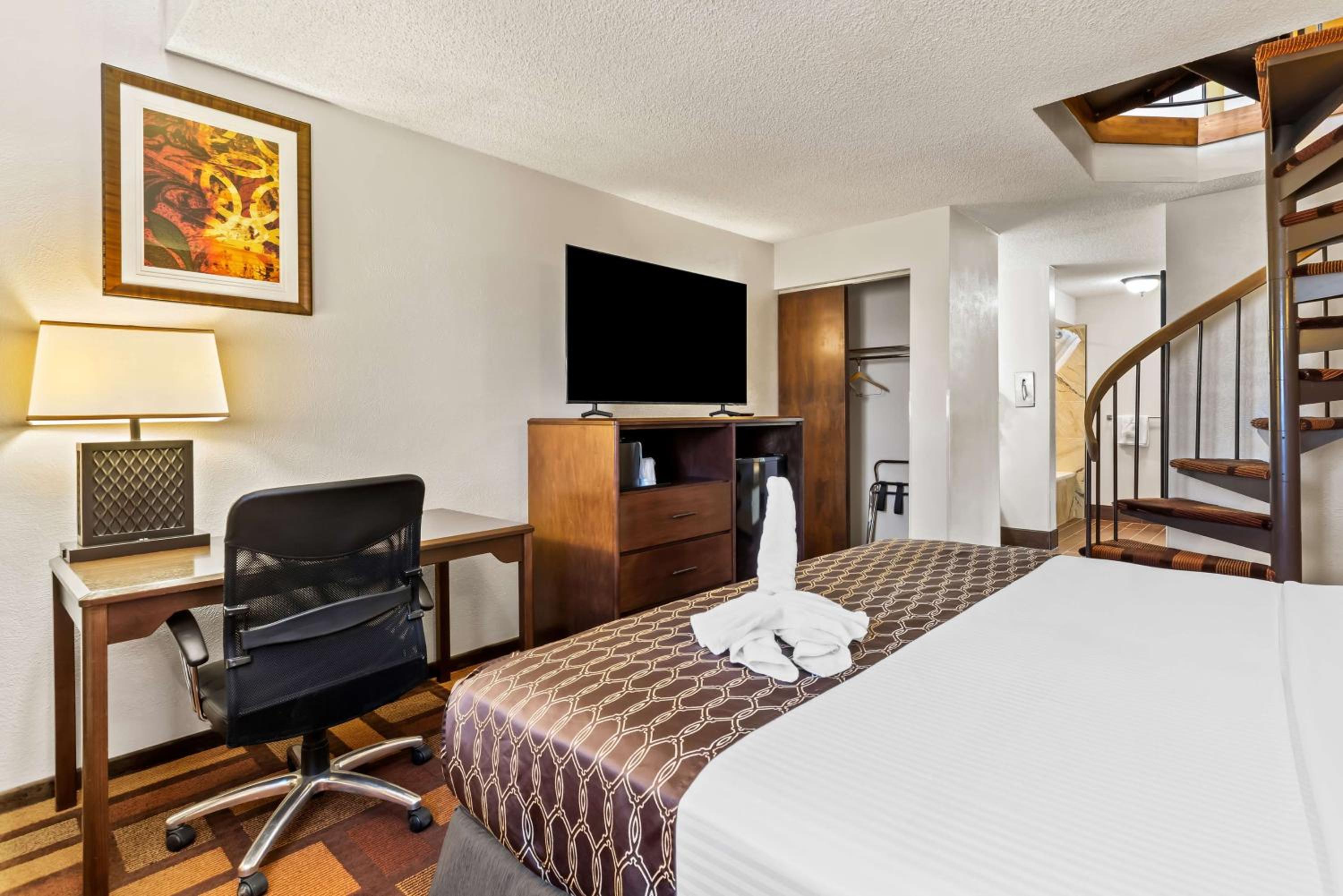 King Suite with Garden Tub - Photo 5