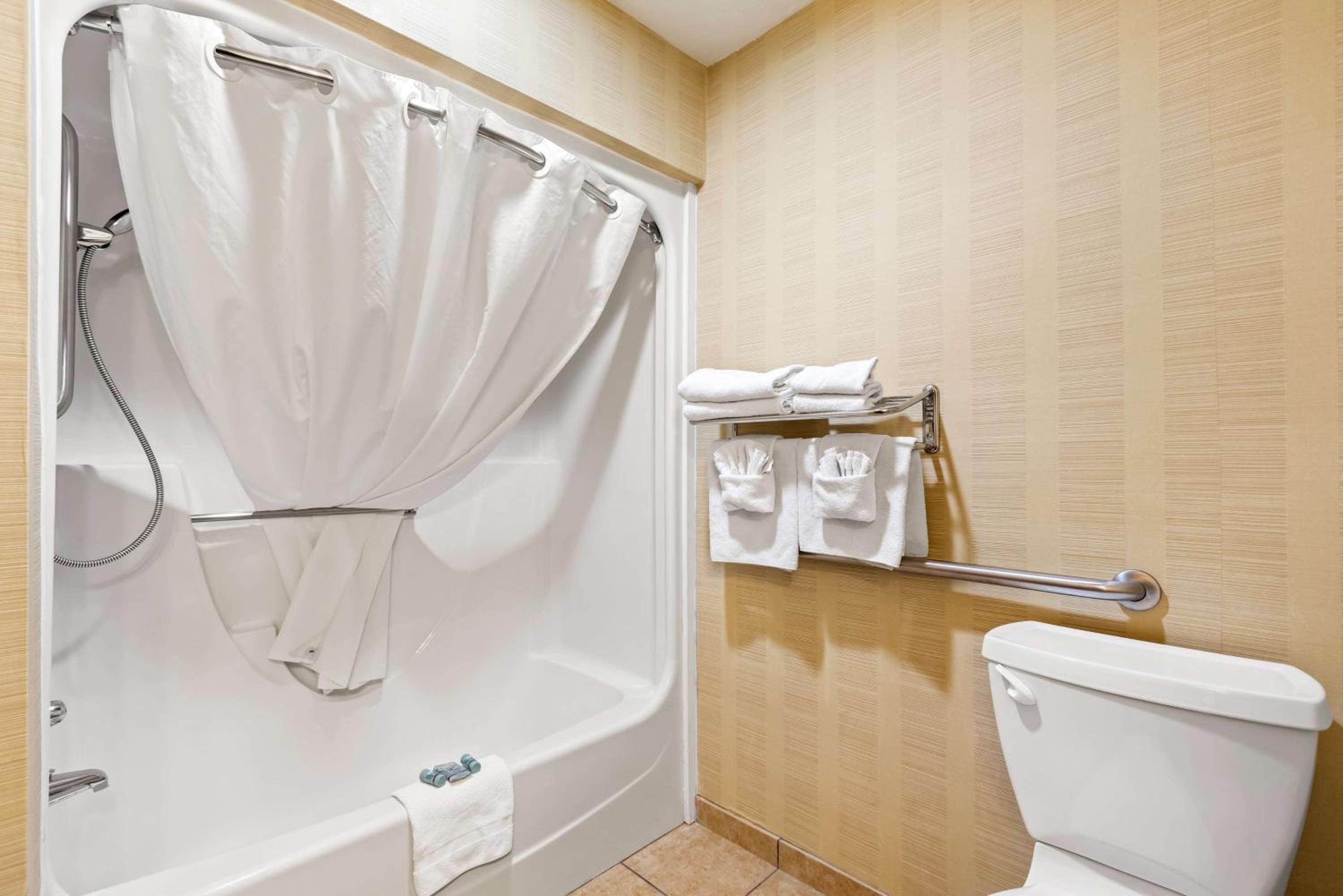 King Room with Bath Tub - Disability Access Room/Non-Smoking - Photo 4