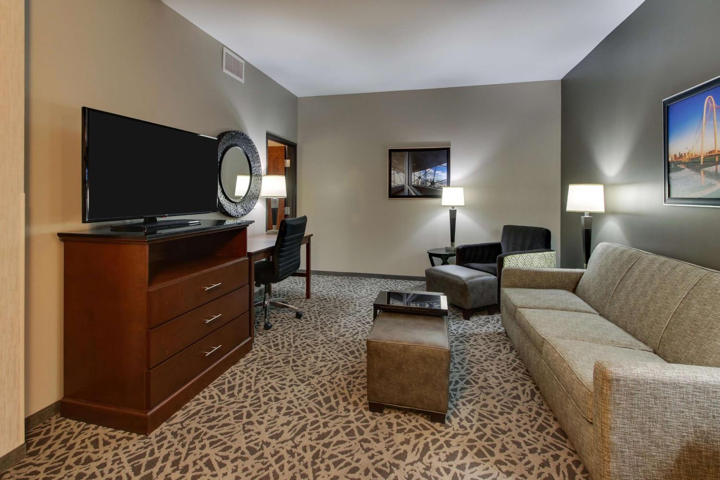 Queen Suite with Sofa Bed - Hearing Accessible, Tub photo 1