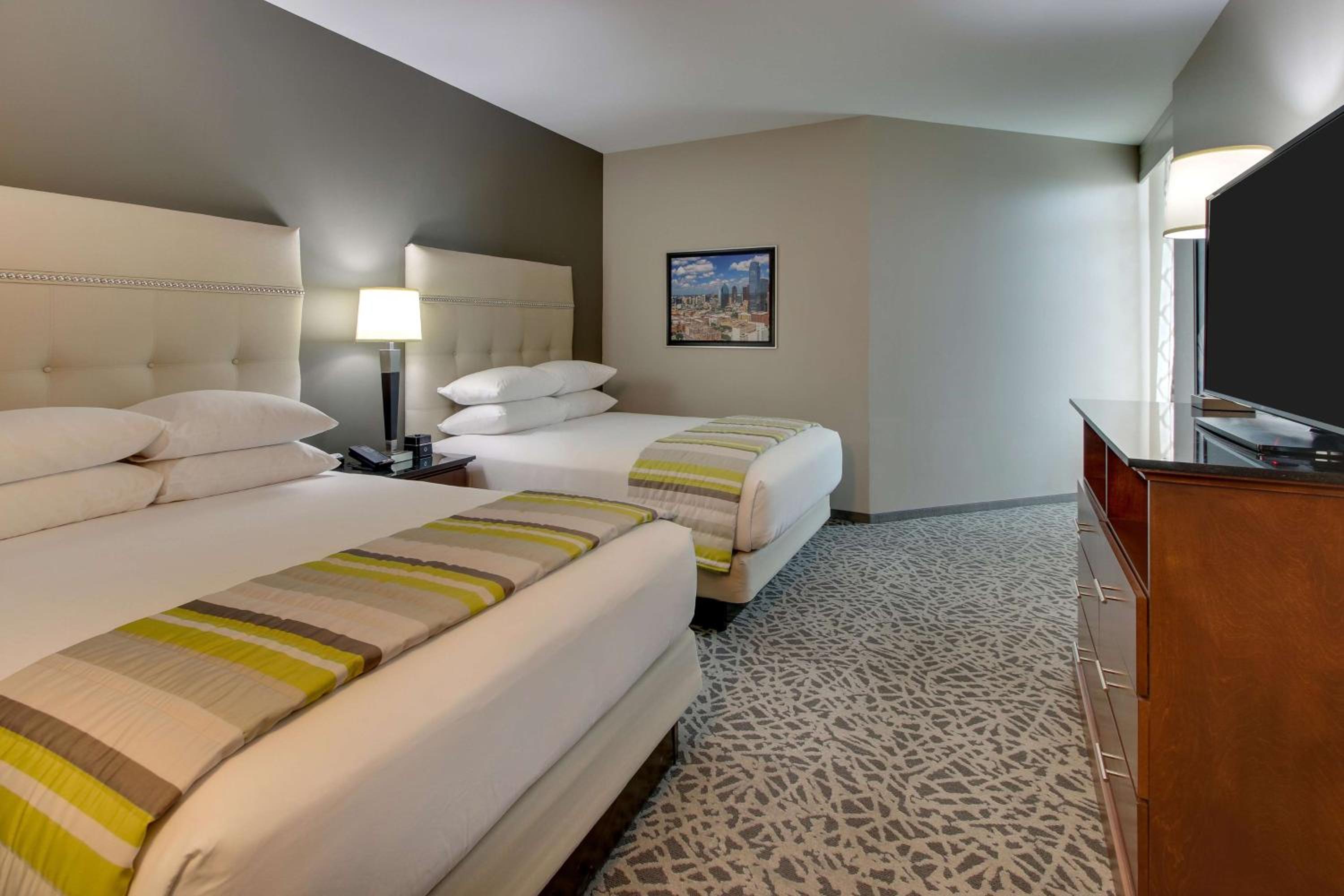 Queen Suite with Sofa Bed - Hearing Accessible, Tub photo 3
