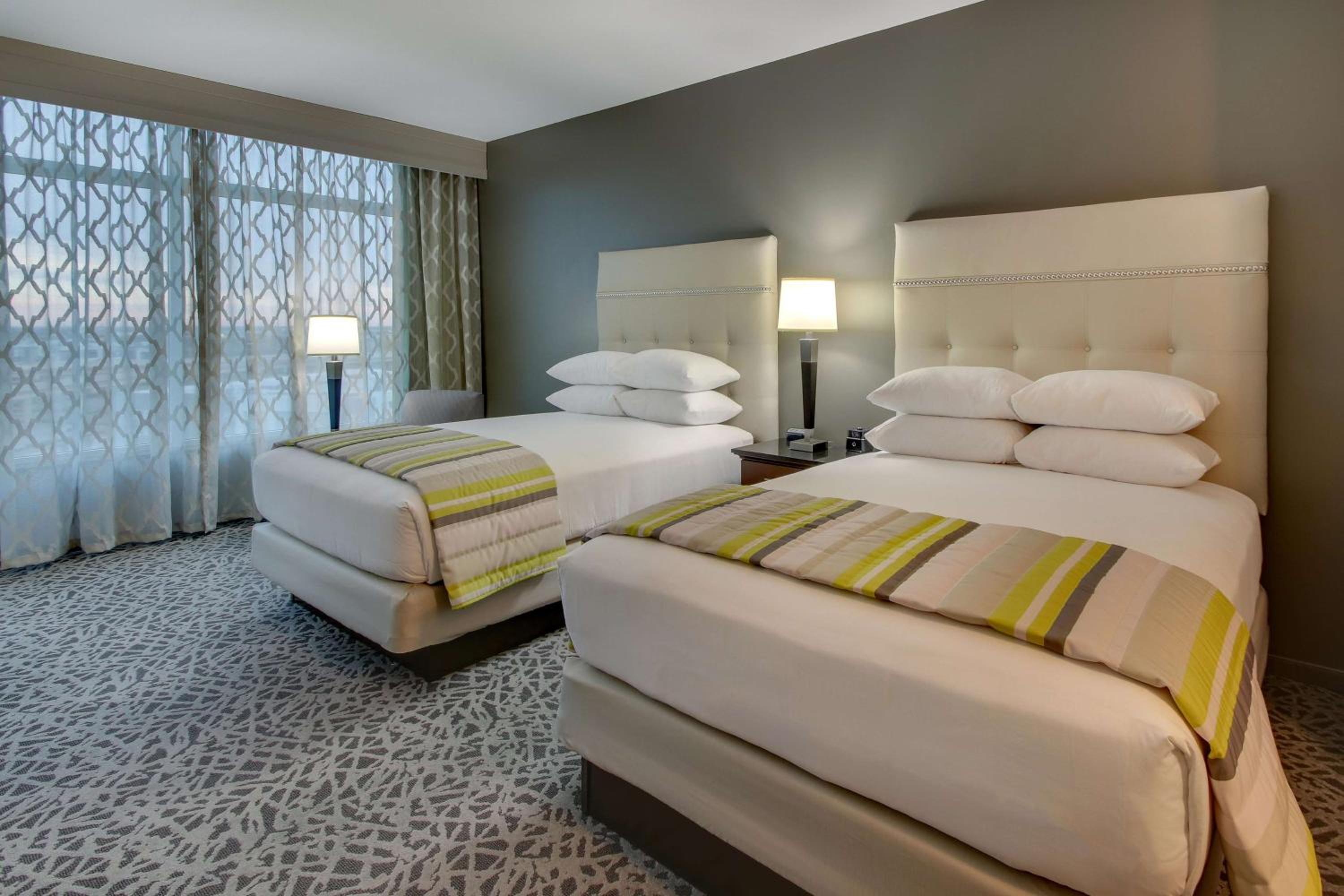 Superior Queen Room with Two Queen Beds -  Hearing Accessible, Roll-in Shower photo 3