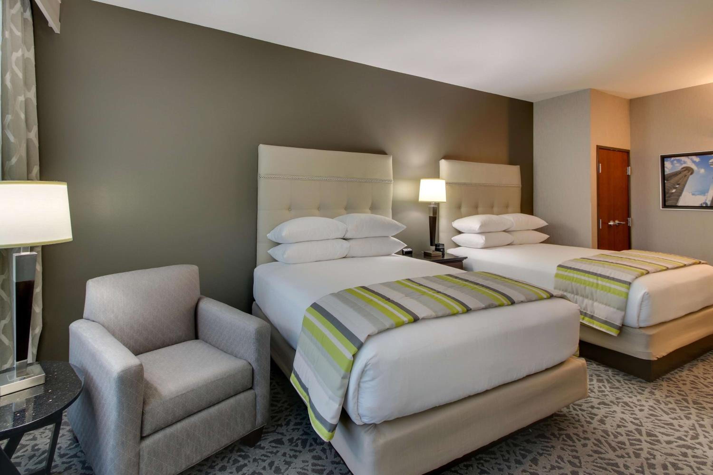 Superior Queen Room with Two Queen Beds -  Hearing Accessible, Roll-in Shower photo 2