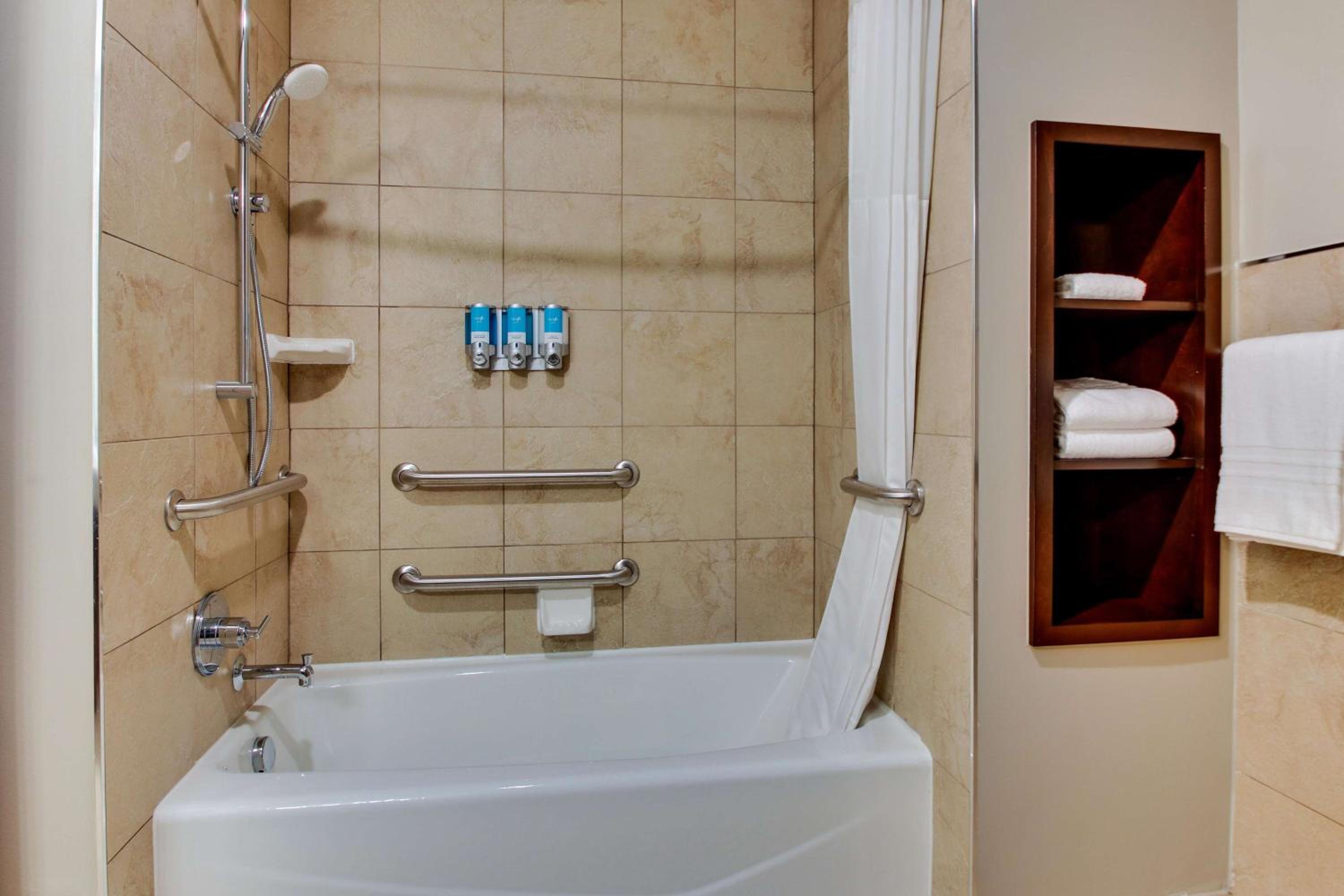 Queen Suite with Sofa Bed - Hearing Accessible, Tub photo 2