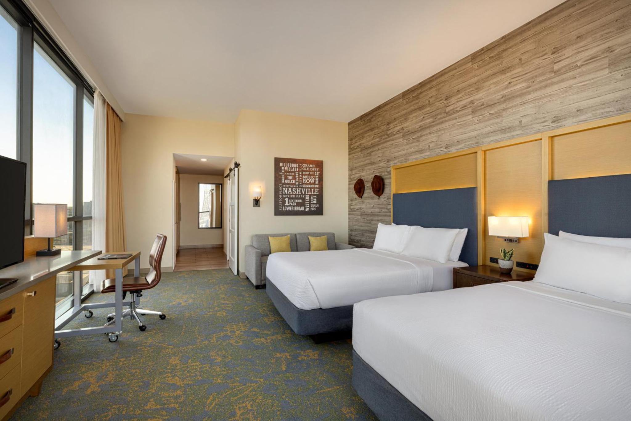 Premium Queen Room with Two Queen Beds thumbnail 5
