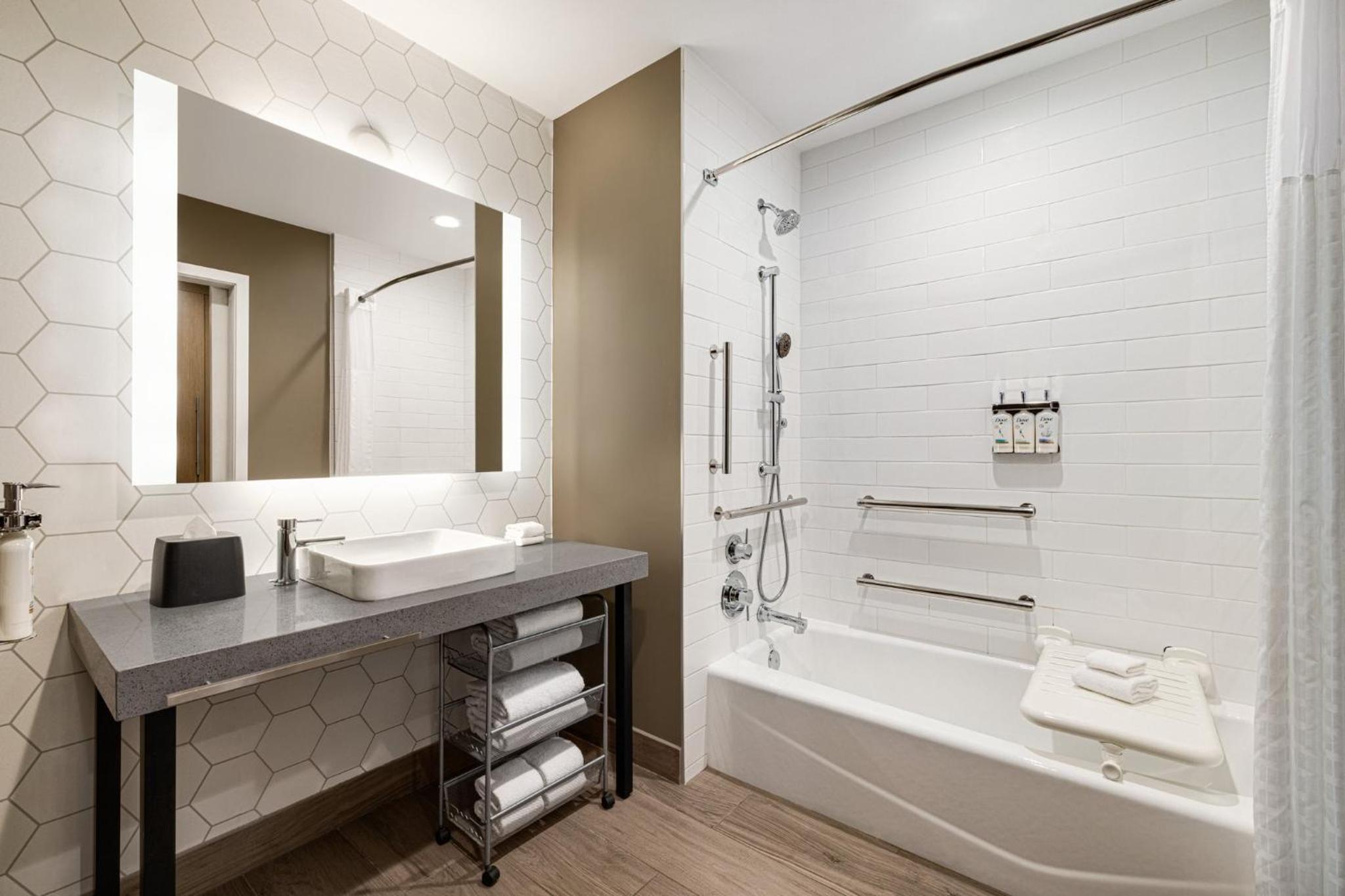 Queen Room with Two Queen Beds - Mobility Access Tub/Non-Smoking