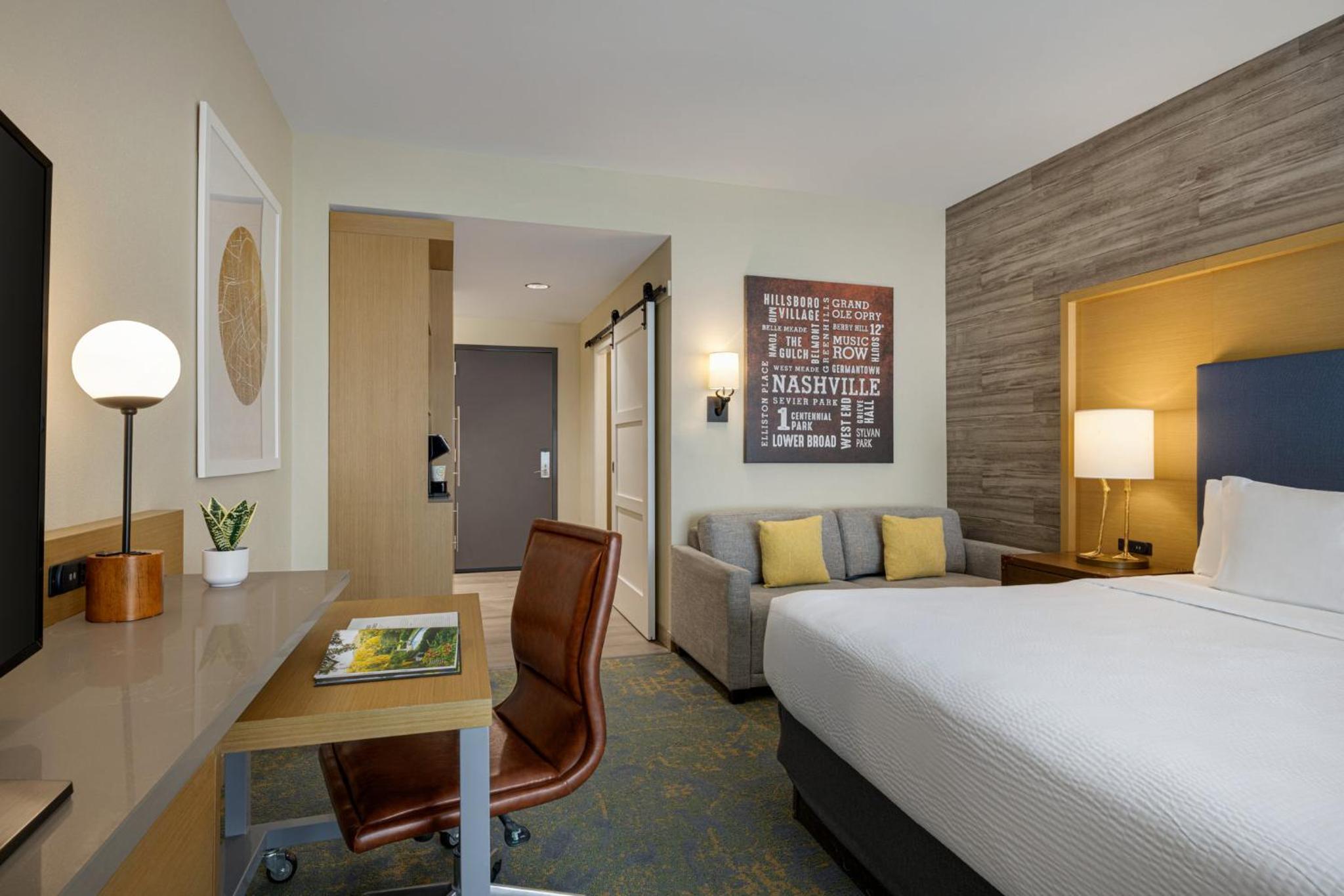Standard King Room with Mobility Accessible Roll-In Shower thumbnail 5