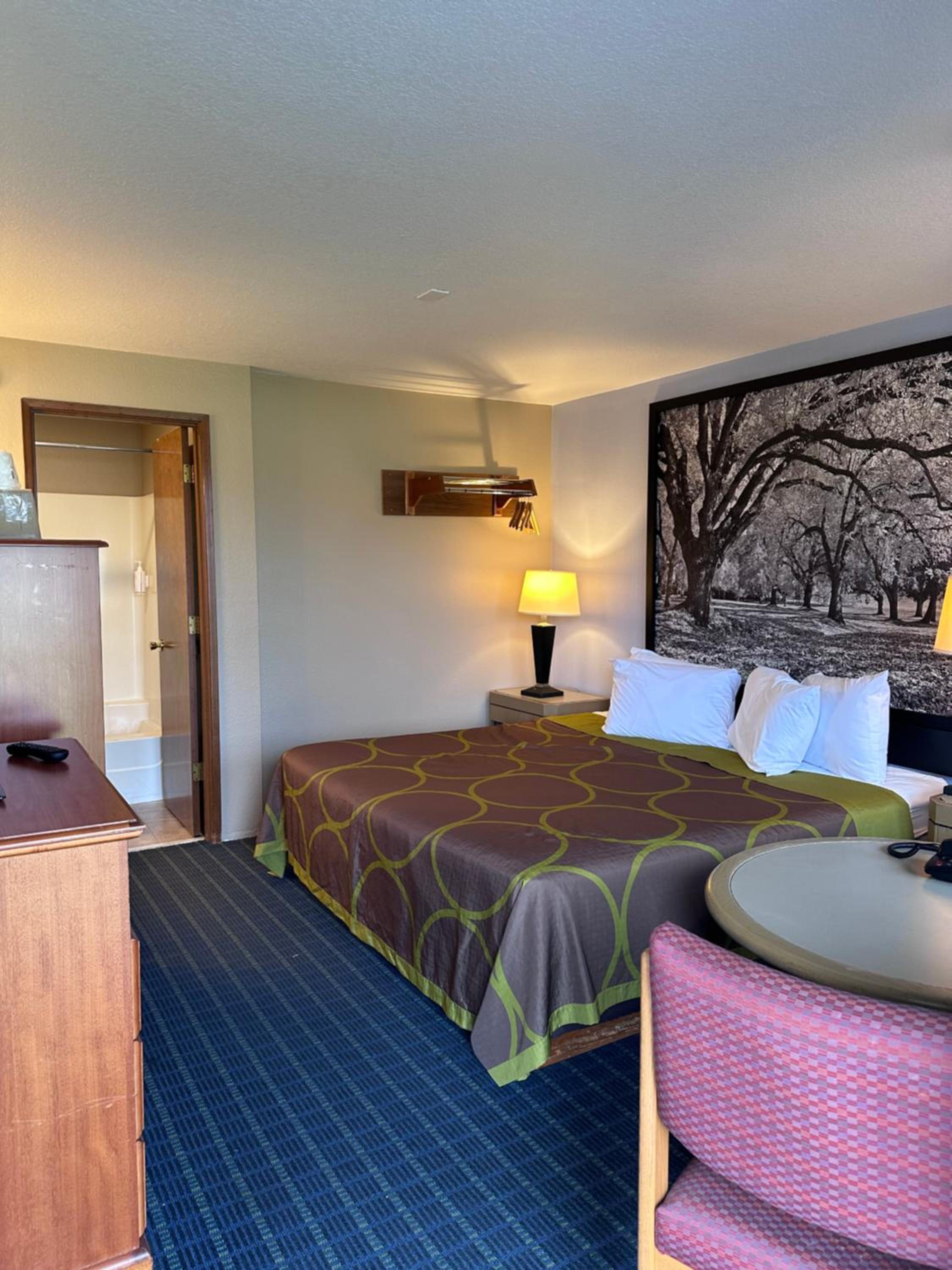 King Room - Non-Smoking - Photo 6