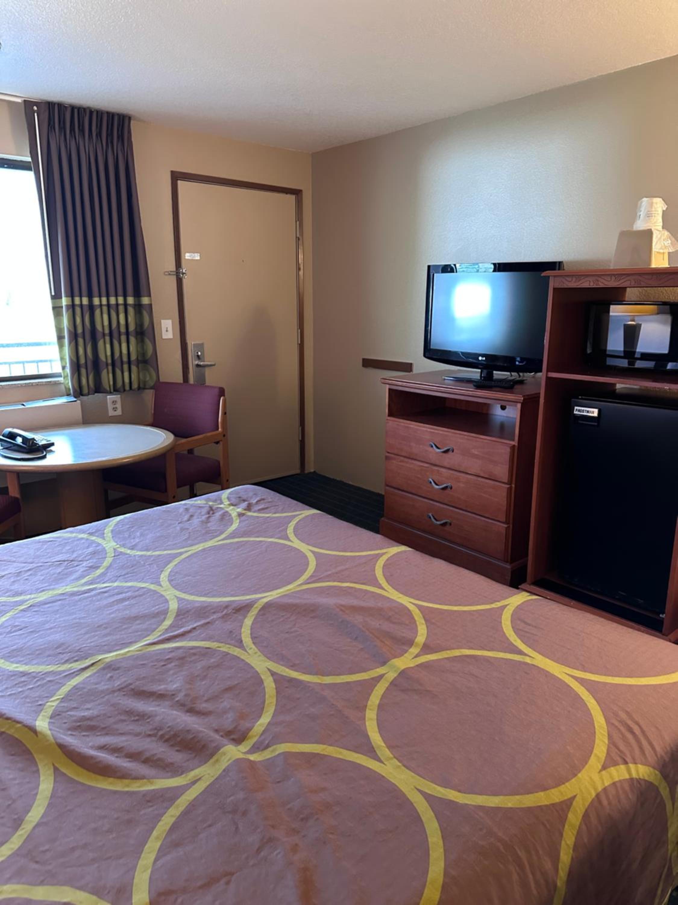 King Room - Non-Smoking - Photo 3