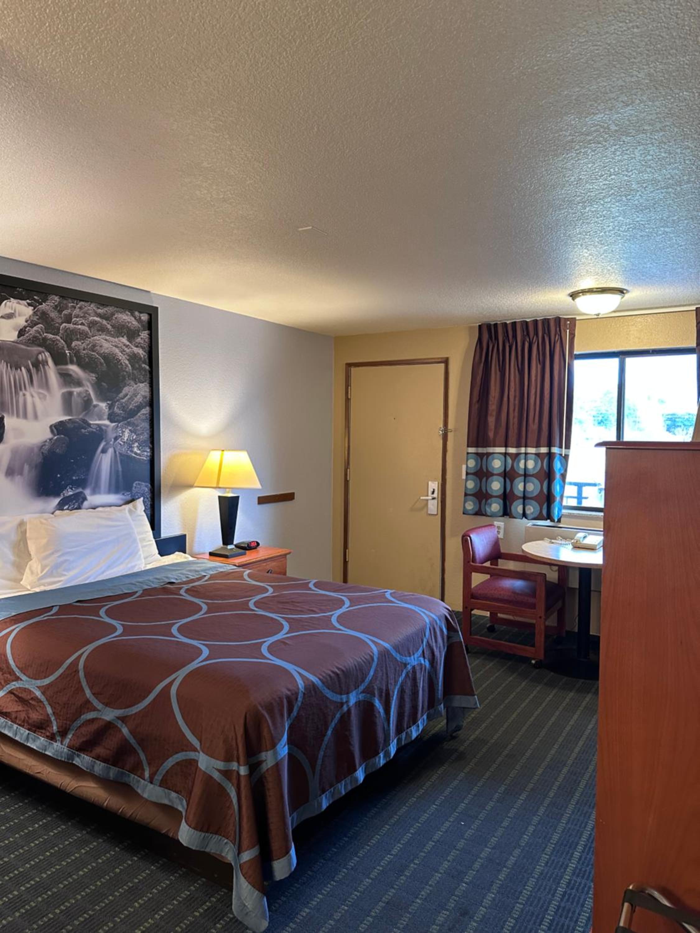 King Room - Non-Smoking - Photo 2