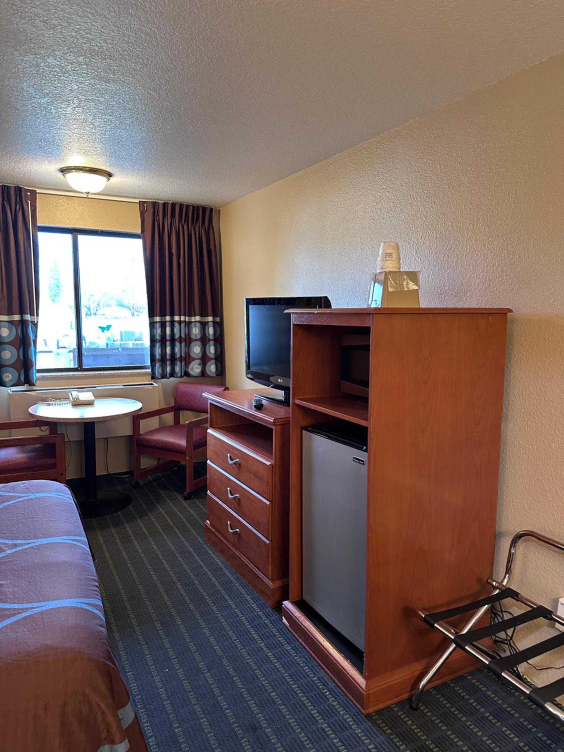 King Room - Non-Smoking - Photo 5