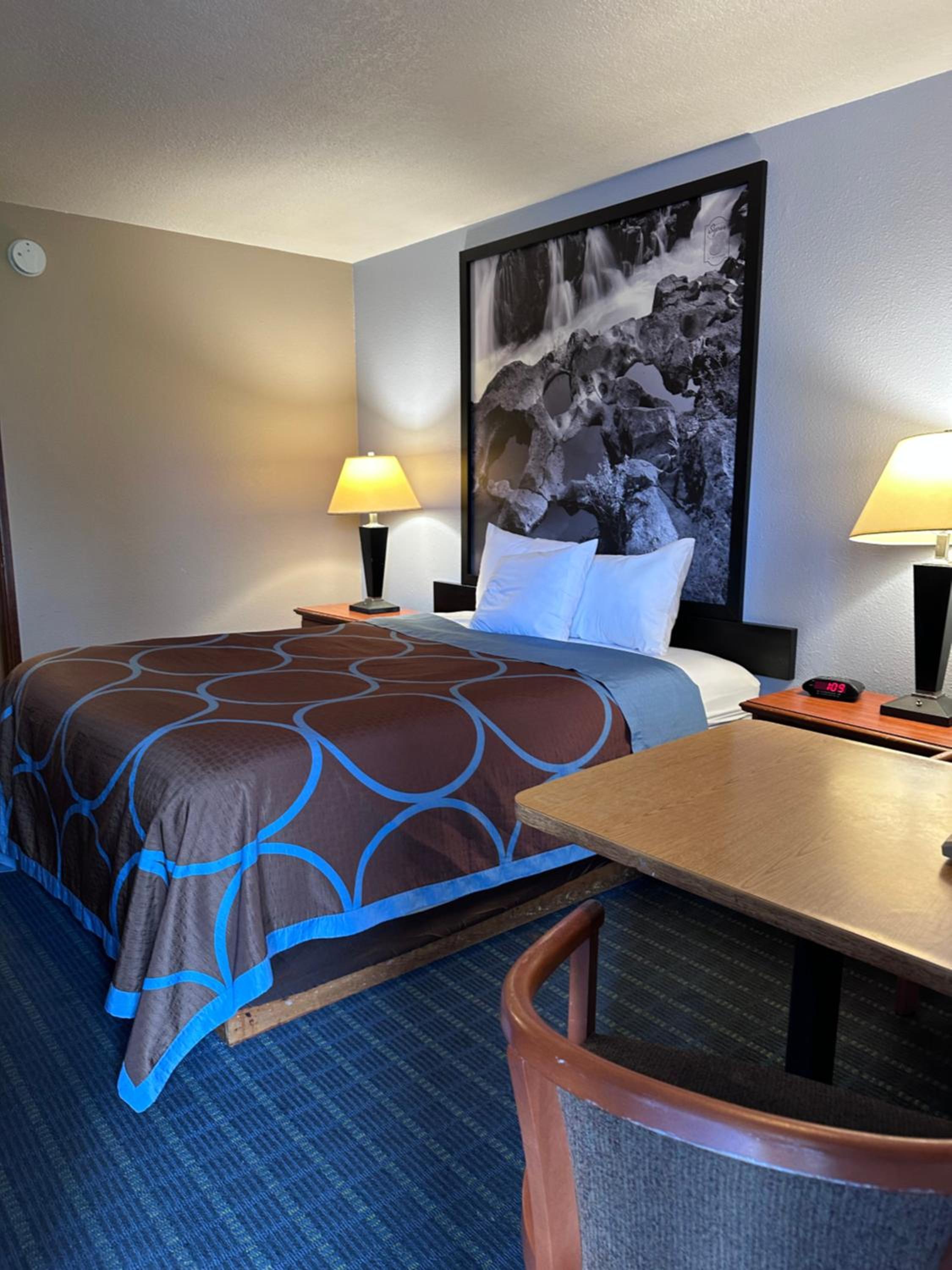 1 Queen Bed, Mobility Accessible Room, Bathtub w/ Grab Bars, Non-Smoking - Photo 3