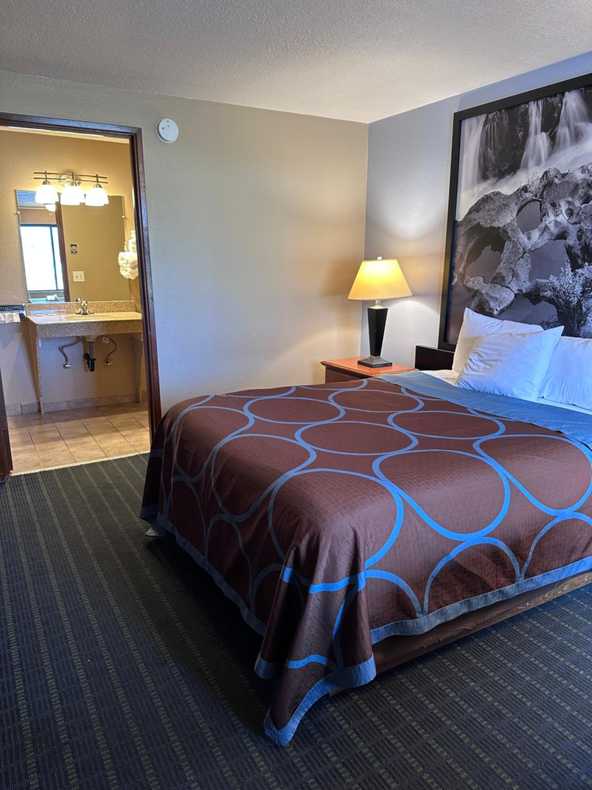 1 Queen Bed, Mobility Accessible Room, Bathtub w/ Grab Bars, Non-Smoking - Photo 5