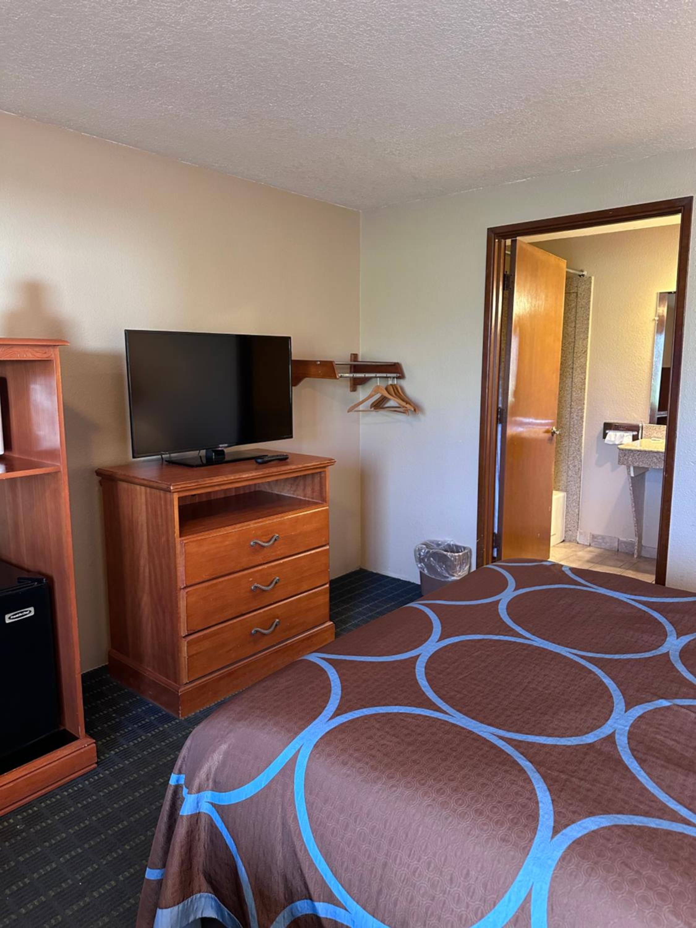 1 Queen Bed, Mobility Accessible Room, Bathtub w/ Grab Bars, Non-Smoking - Photo 6