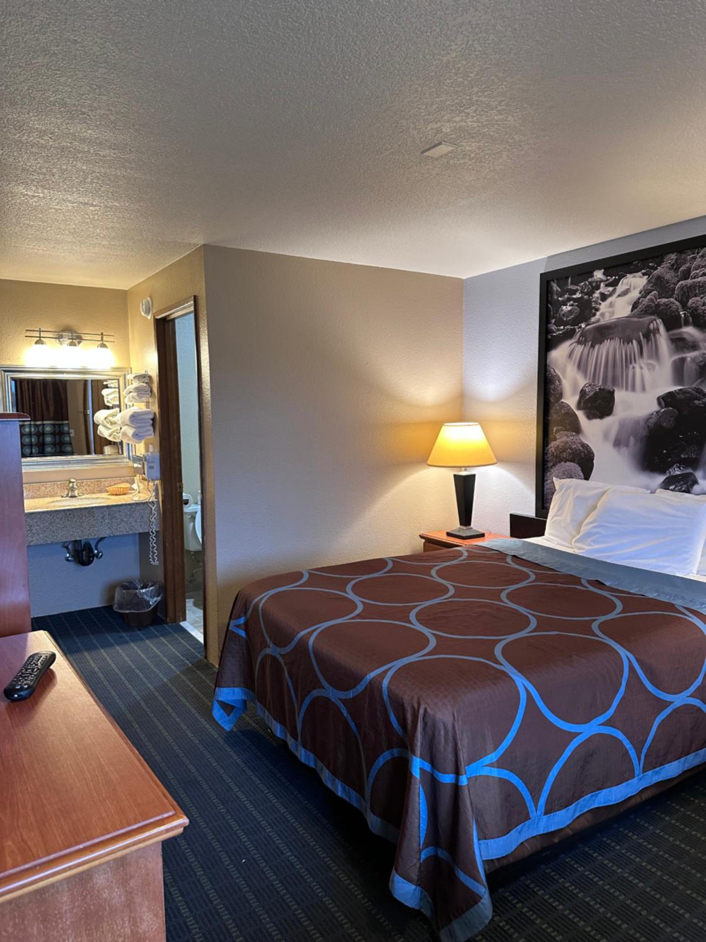 Queen Room - Non-Smoking - Photo 14