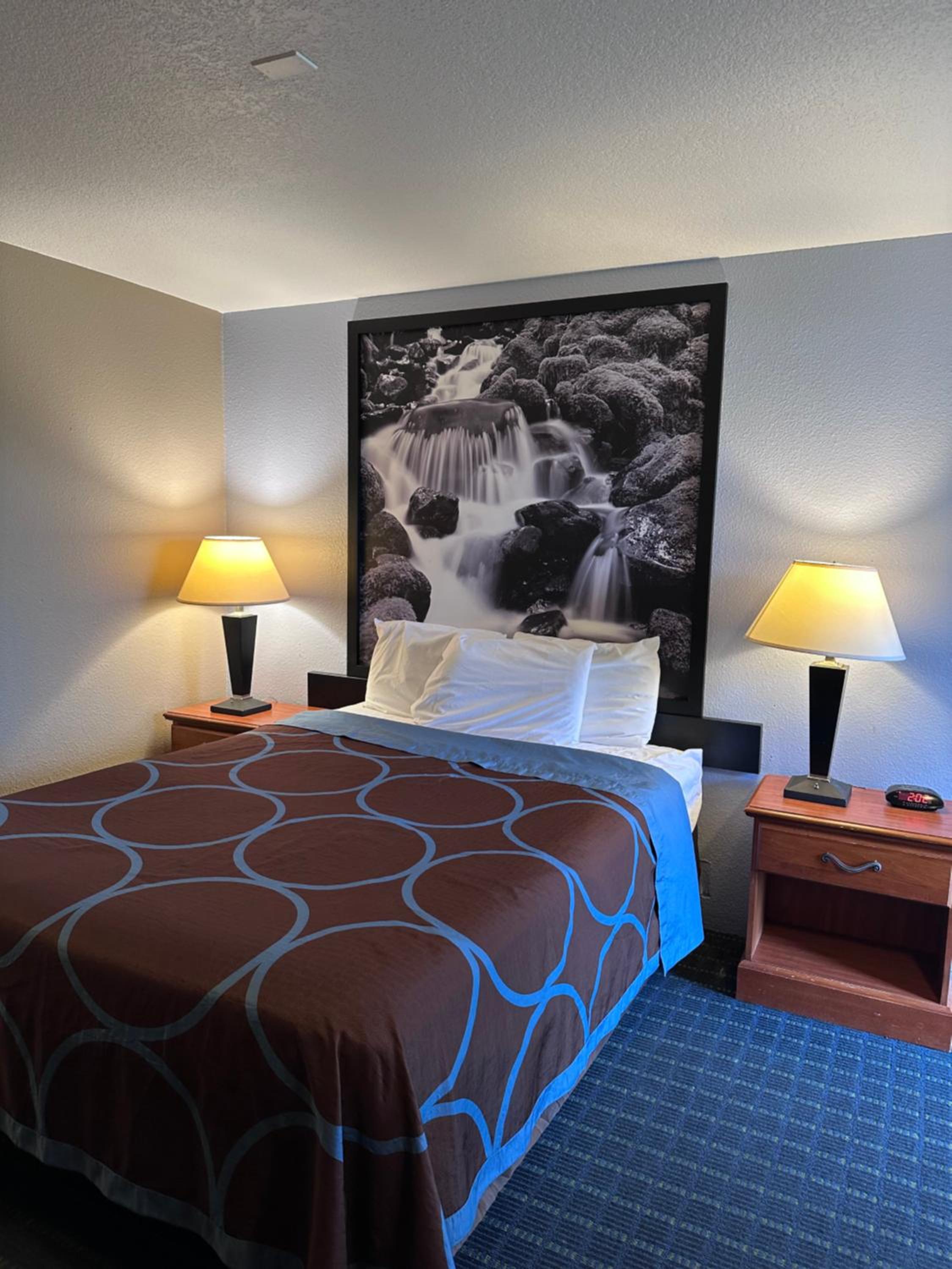 Queen Room - Non-Smoking - Photo 9