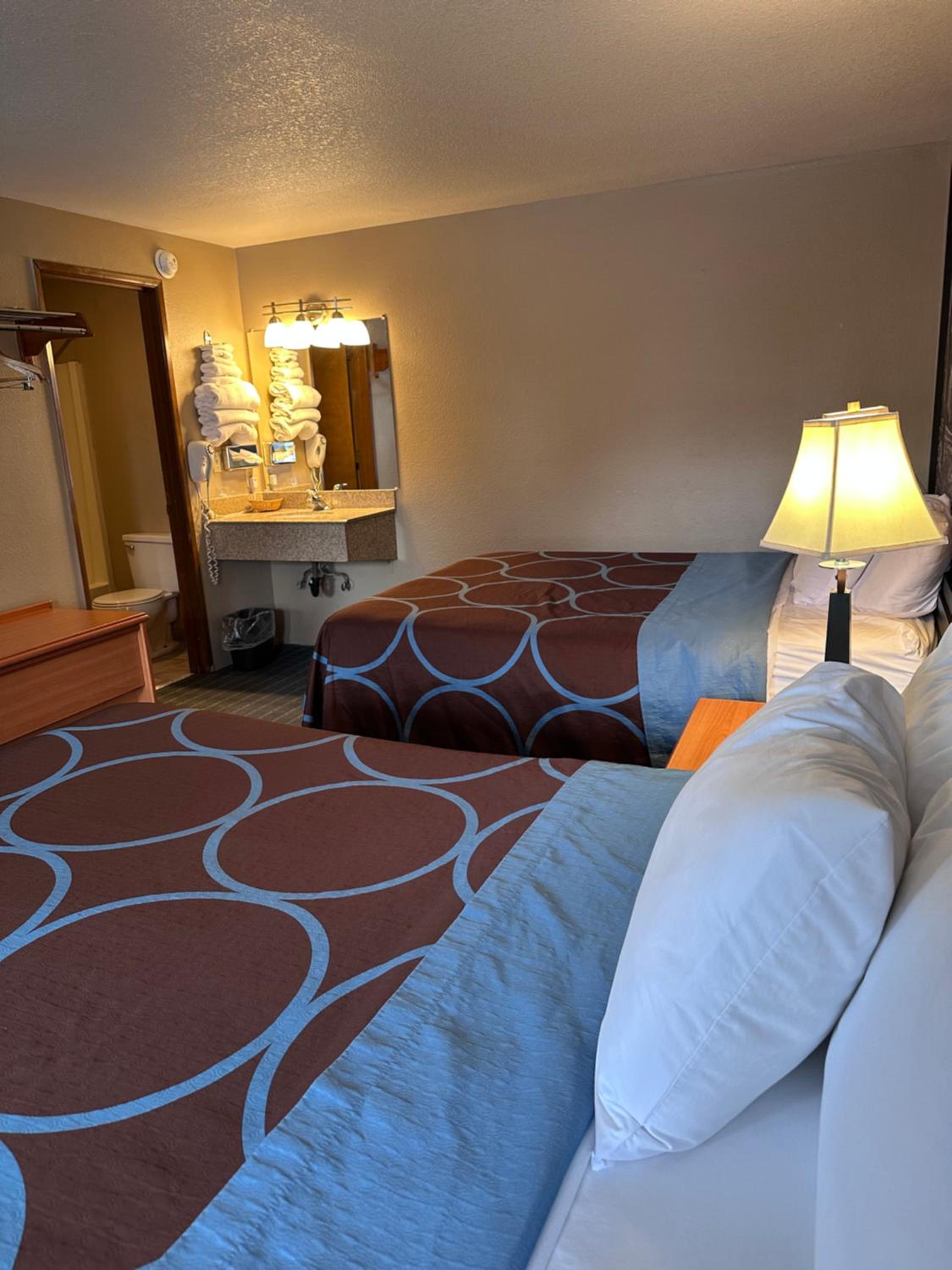 Queen Room with Two Queen Beds - Non-Smoking - Photo 11
