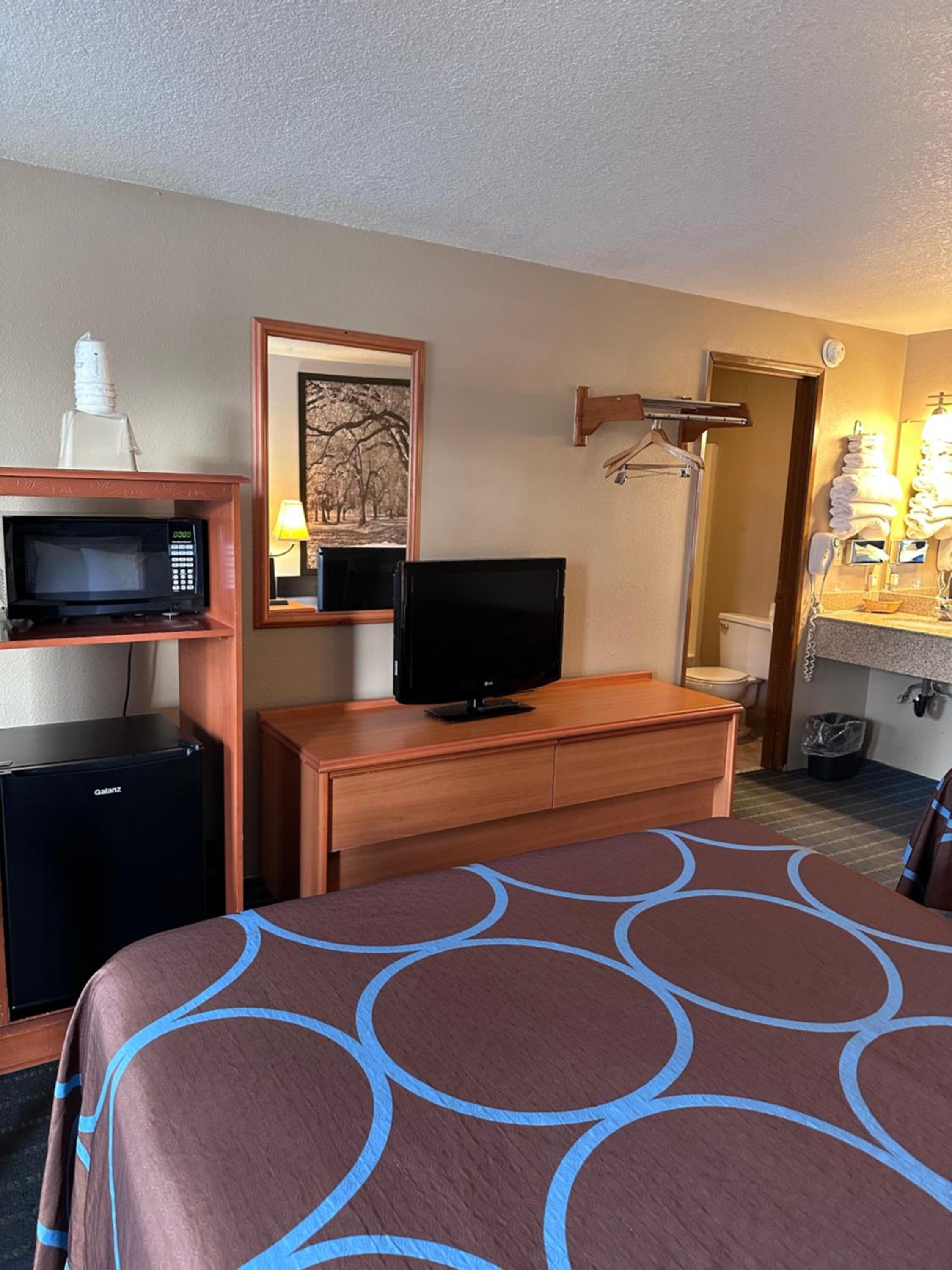 Queen Room with Two Queen Beds - Non-Smoking - Photo 10